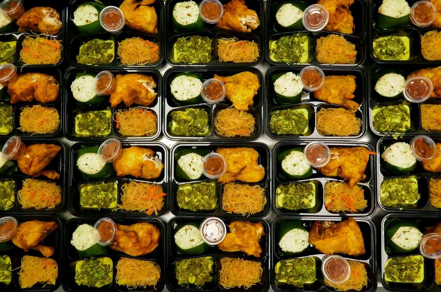 🍗 Ayam Kremes - crispy chicken leg paired with lime leaf rice, savory stir-fried vermicelli, and bold coconut kale. 

🍱 Grab your BALIBOX at @fukuryuramen @izakayaryu_ or online at bali-box.com.

#BaliBox #NasiKotak #Bento #IndonesianBento #Indones