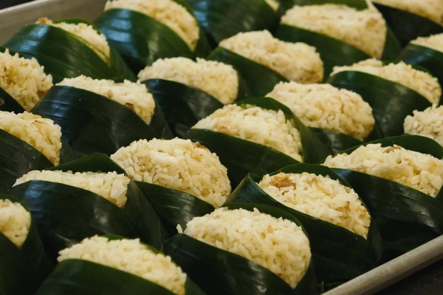 🍚 Fragrant Uduk Rice, steamed and perfectly portioned in our banana leaves. Coconut rich, aromatic, and ready in minutes.

🍱 Grab your BALIBOX at @fukuryuramen @izakayaryu_ or online at bali-box.com.

#BaliBox #NasiKotak #Bento #IndonesianBento #In