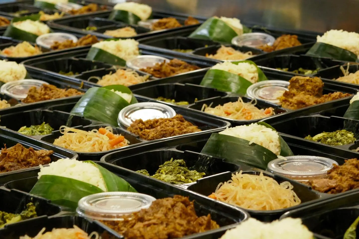 Dinner in minutes: our authentic from-scratch Beef Rendang is braised for over six hours - rich with coconut, lemongrass, and bold Indonesian flavors.

🍱 Grab your BALIBOX at @fukuryuramen @izakayaryu_ or online at bali-box.com.

#BaliBox #NasiKotak