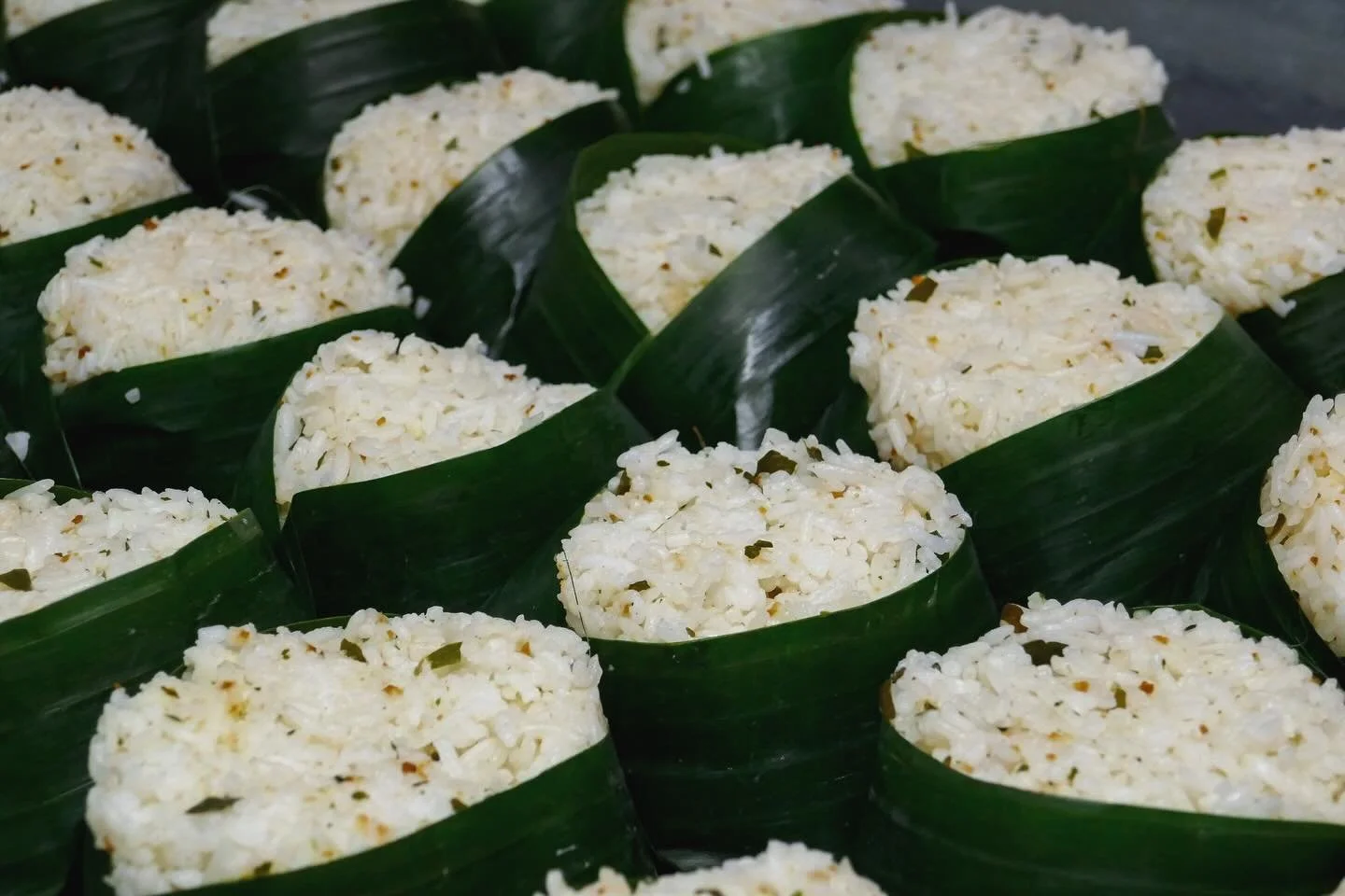 🍋&zwj;🟩 Unwrap bold flavors: our lime leaf rice pairs perfectly with Ayam Kremes crispy chicken.

🍱 Grab your BALIBOX at @fukuryuramen @izakayaryu_ or online at bali-box.com.

#BaliBox #NasiKotak #Bento #IndonesianBento #IndonesianFood #Indonesian