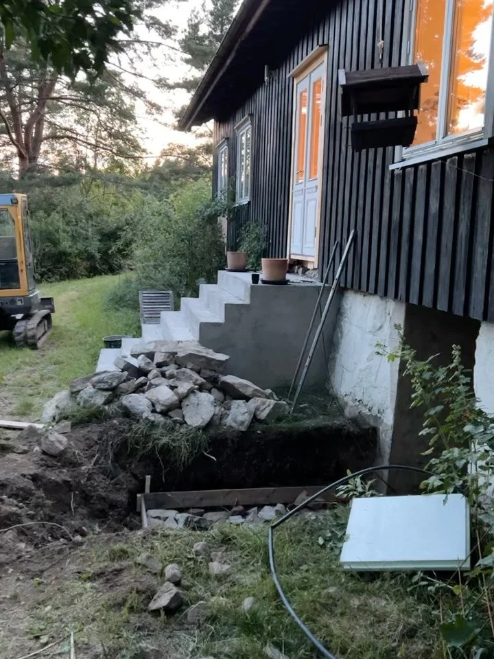 Under deler av huset er det en jordkjeller som ikke har v&aelig;rt i bruk p&aring; mange mange &aring;r. N&aring; har vi &aring;pnet opp igjen og skal lage trapp med kjellerlem (se inspirasjonsbilde 3). Det m&aring; ordnes en del i selve kjelleren, m