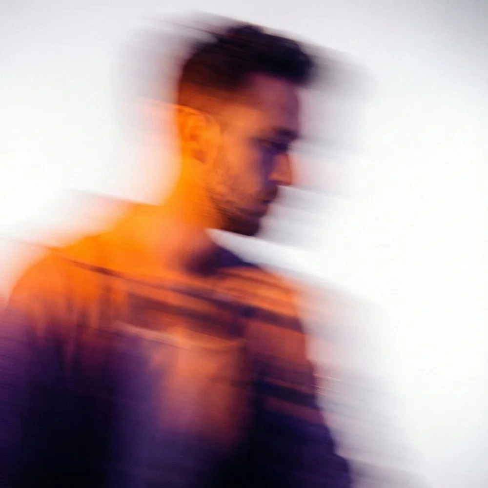 retratos desenfocados de un hombre en movimiento con fondo blanco