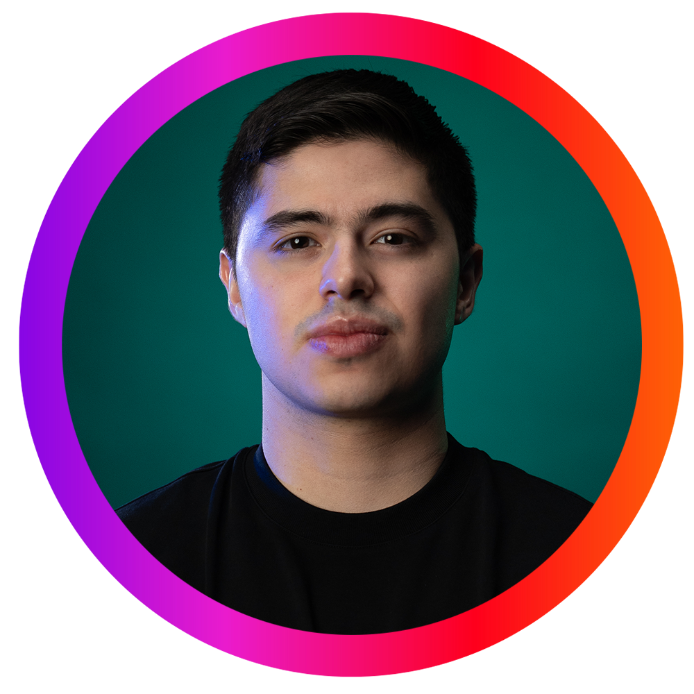 Retrato de un joven con cabello oscuro, expresión neutral y fondo verde, rodeado por un círculo con colores degradados del rosa al naranja.