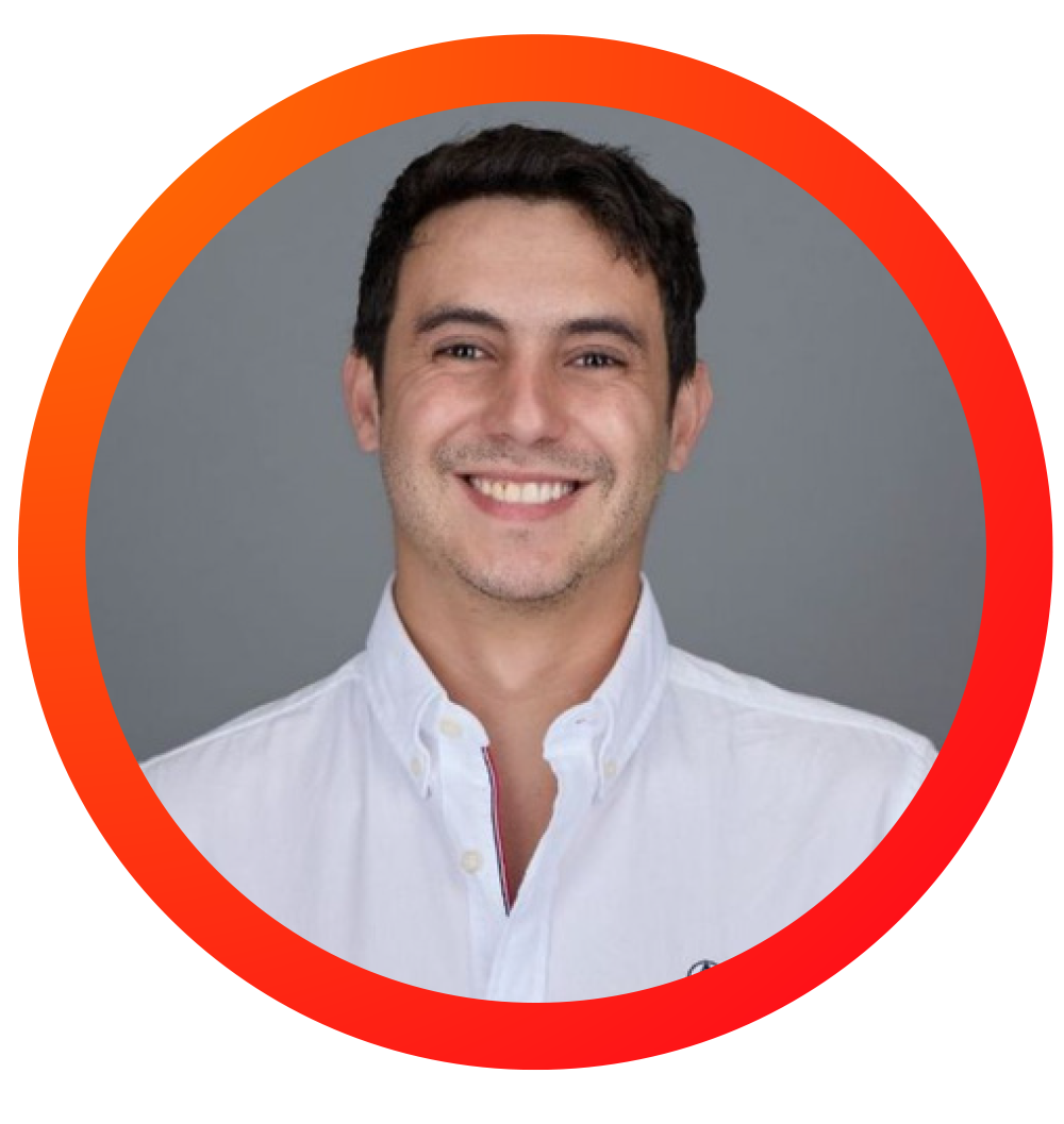 Retrato de un hombre joven con camisa blanca, sonriendo, fondo gris, borde con diseño en tonos anaranjados y rojos.