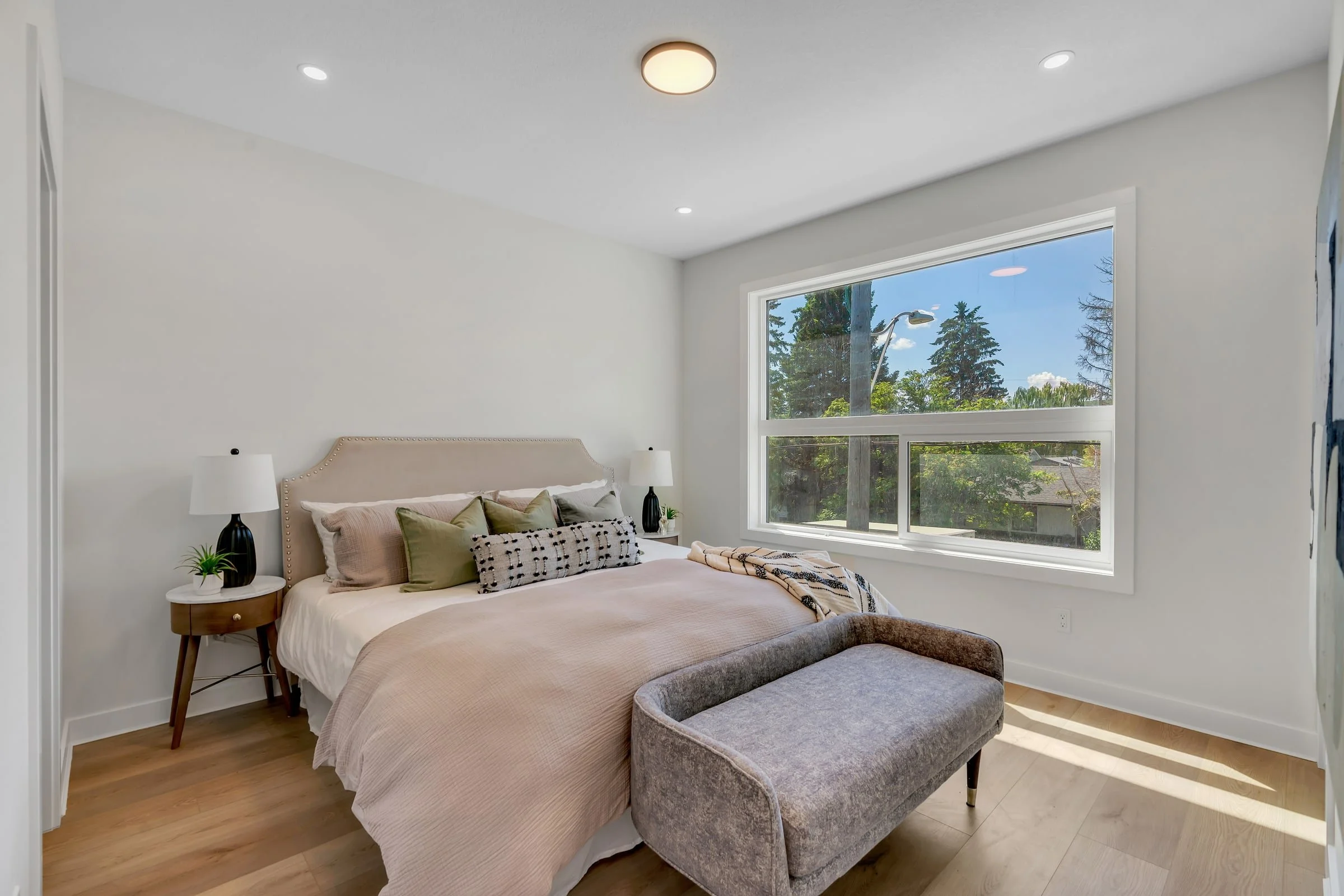 05-primary-bedroom.jpg