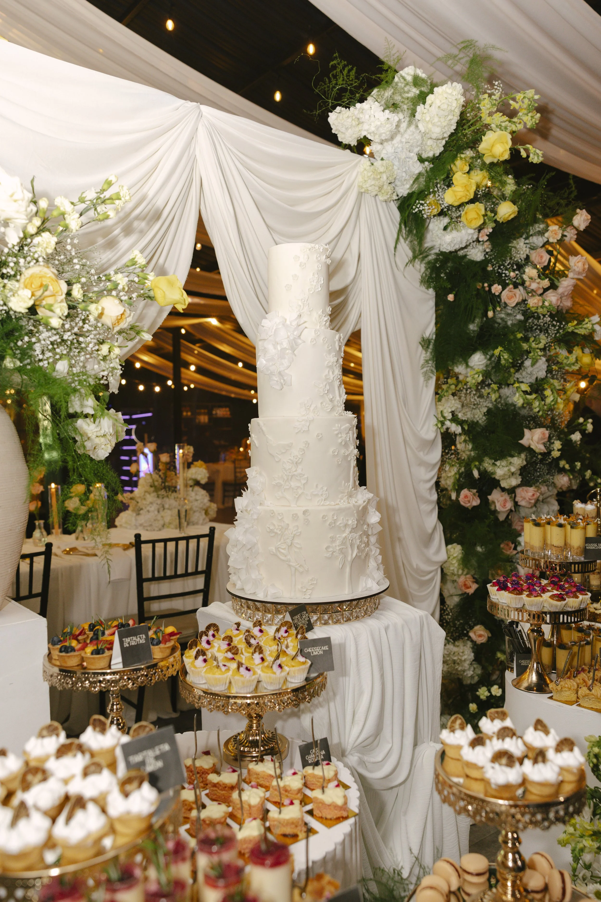 Wedding reception details at Forest Campestre in Medellín, Colombia featuring elegant reception décor, floral tablescapes, wedding cake, custom signage, first dance, and lively celebration captured through documentary wedding photography