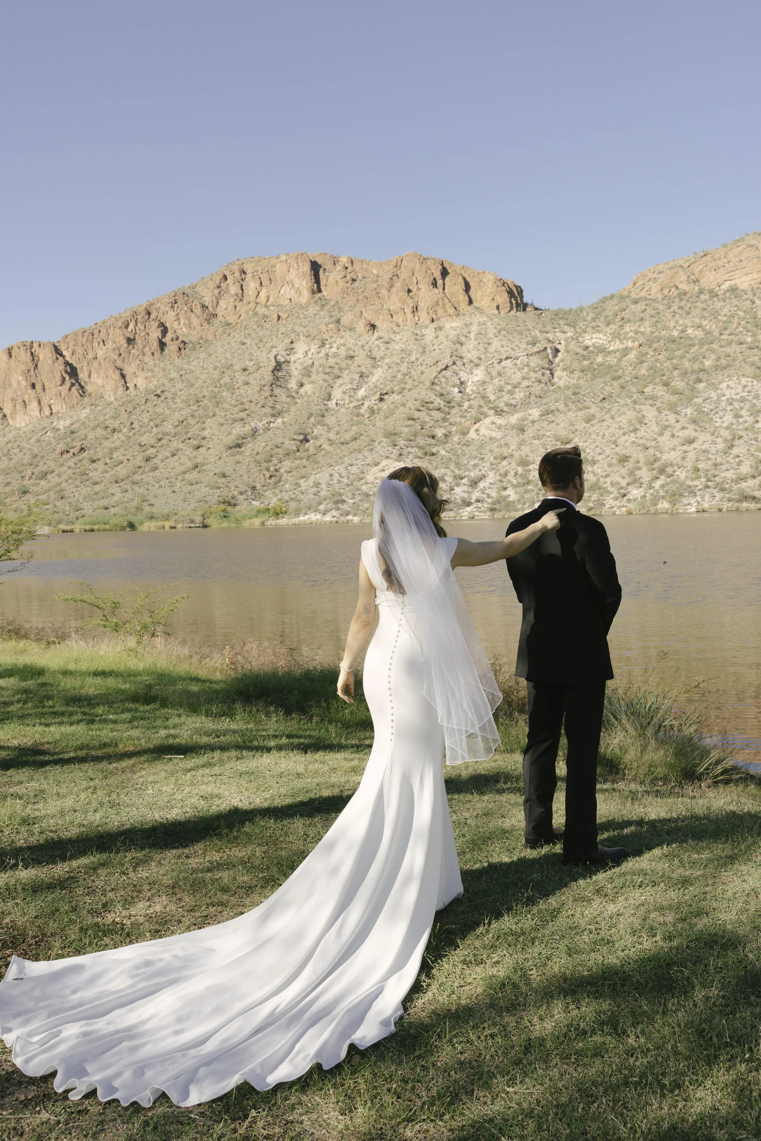 Before boarding the Dolly Steamboat, the couple shared a quiet first look along the shoreline of Canyon Lake. Surrounded by the desert mountains and calm water, they exchanged private vows in an intimate moment before the celebration began. The peace