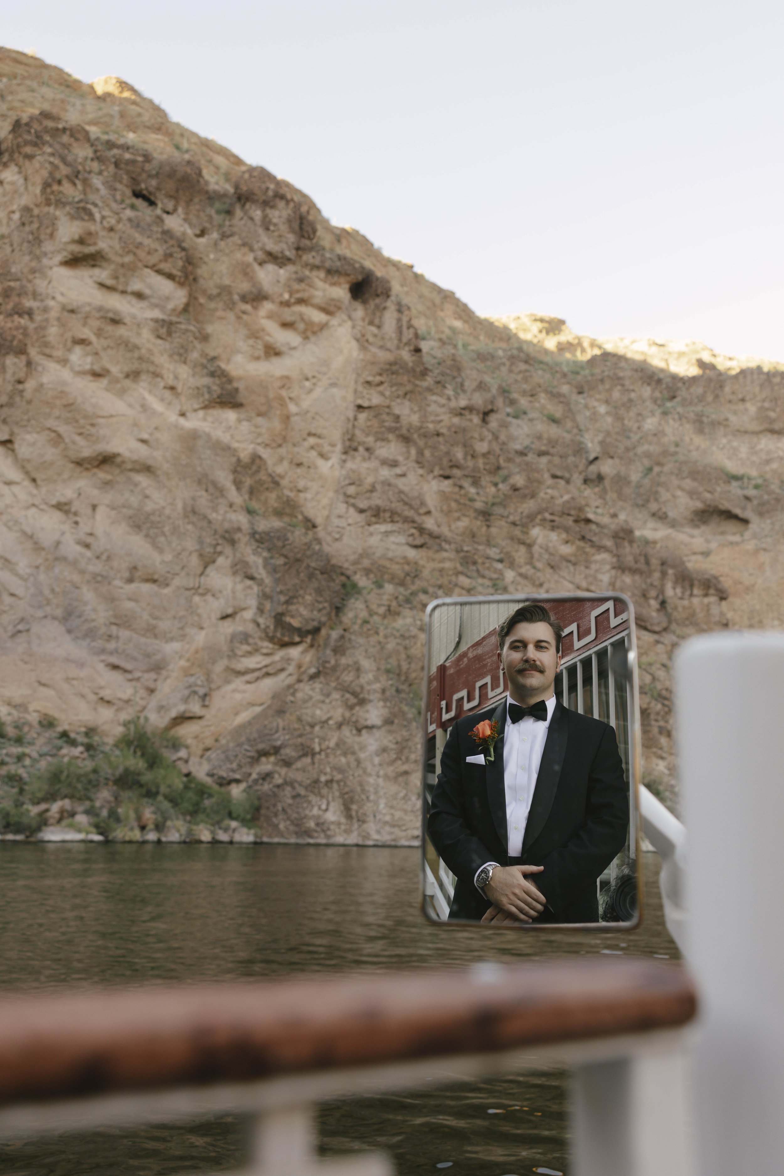 As the Dolly Steamboat cruised through Canyon Lake, the couple took a few quiet moments together on the deck surrounded by Arizona’s dramatic desert cliffs and open water. The golden afternoon light and peaceful canyon views created the perfect setti