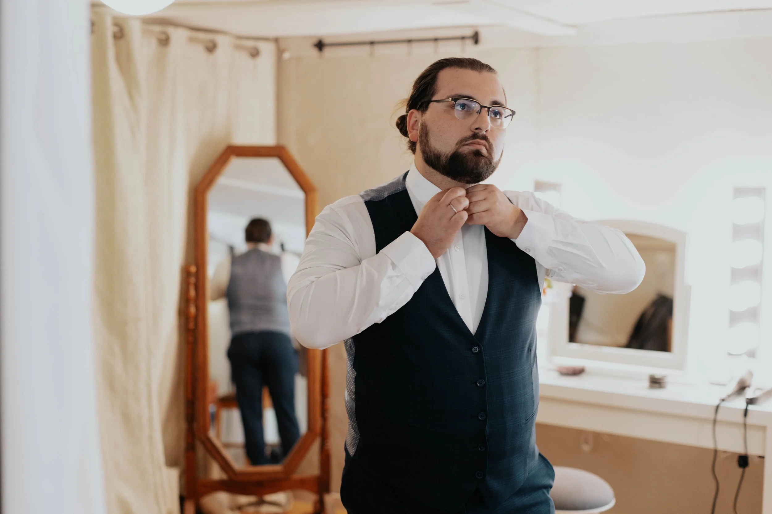 The morning began with quiet getting-ready moments and wedding detail photos before the ceremony at the Boojum Tree in Phoenix. From the bride’s dress and rings to personal touches shared throughout the space, every detail reflected Lauren & Joel’s b