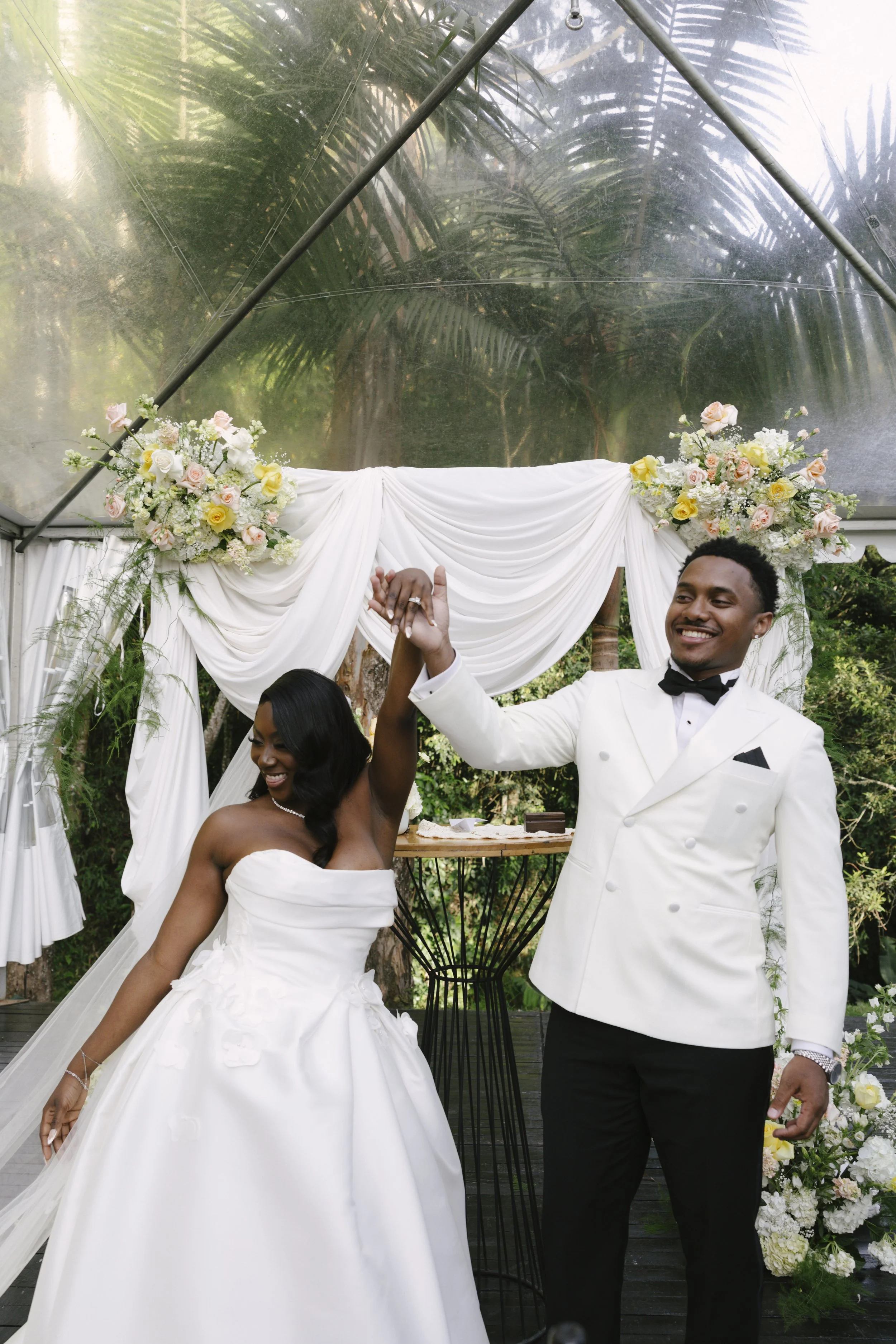 Forest Campestre wedding ceremony in Medellín, Colombia featuring the bridal processional, groom's reaction, emotional ceremony moments, floral aisle design, wedding guests, and documentary-style wedding photography