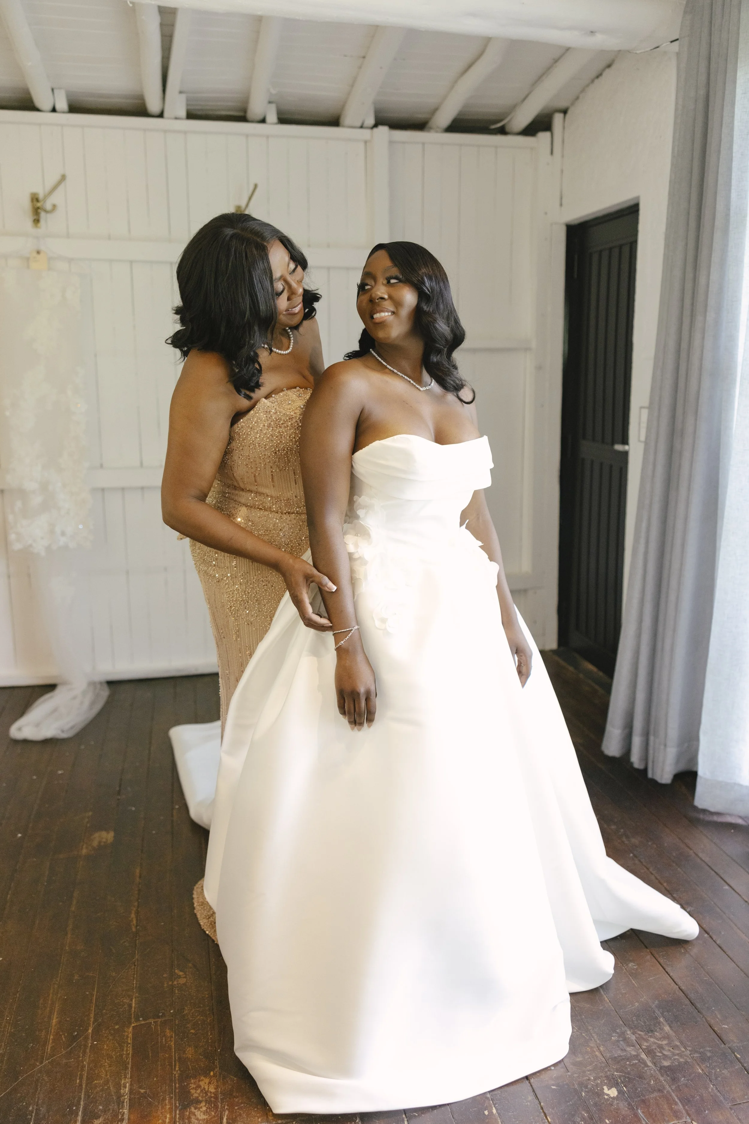 Documentary wedding photography showcasing bridal preparations, bridesmaids, wedding details, floral ceremony design, reception décor, invitation suite, wedding dress, and intimate getting ready moments at Forest Campestre in Medellín, Colombia.
