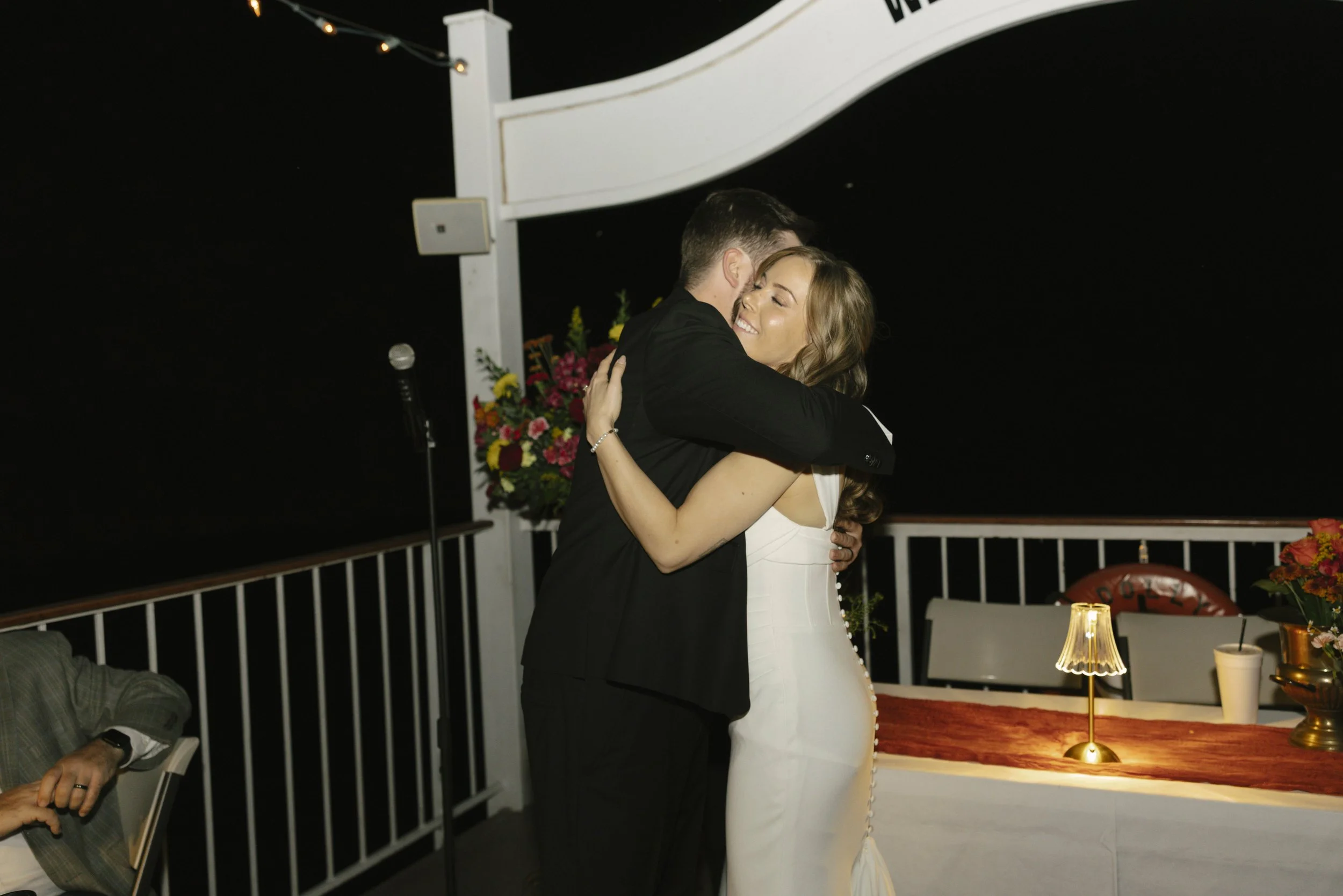 As night fell over Canyon Lake, the celebration continued aboard the Dolly Steamboat with heartfelt toasts, laughter, and time spent with close friends and family. Under the Arizona night sky, the couple shared meaningful moments with their guests, e