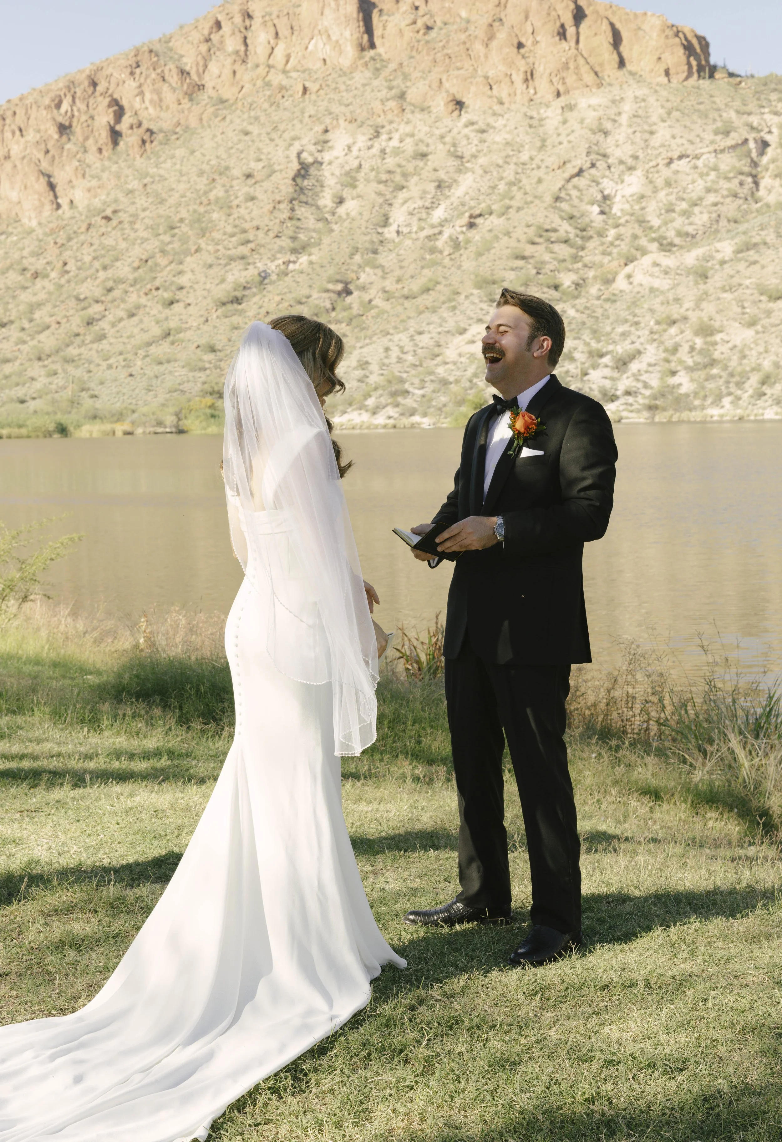 Before boarding the Dolly Steamboat, the couple shared a quiet first look along the shoreline of Canyon Lake. Surrounded by the desert mountains and calm water, they exchanged private vows in an intimate moment before the celebration began. The peace