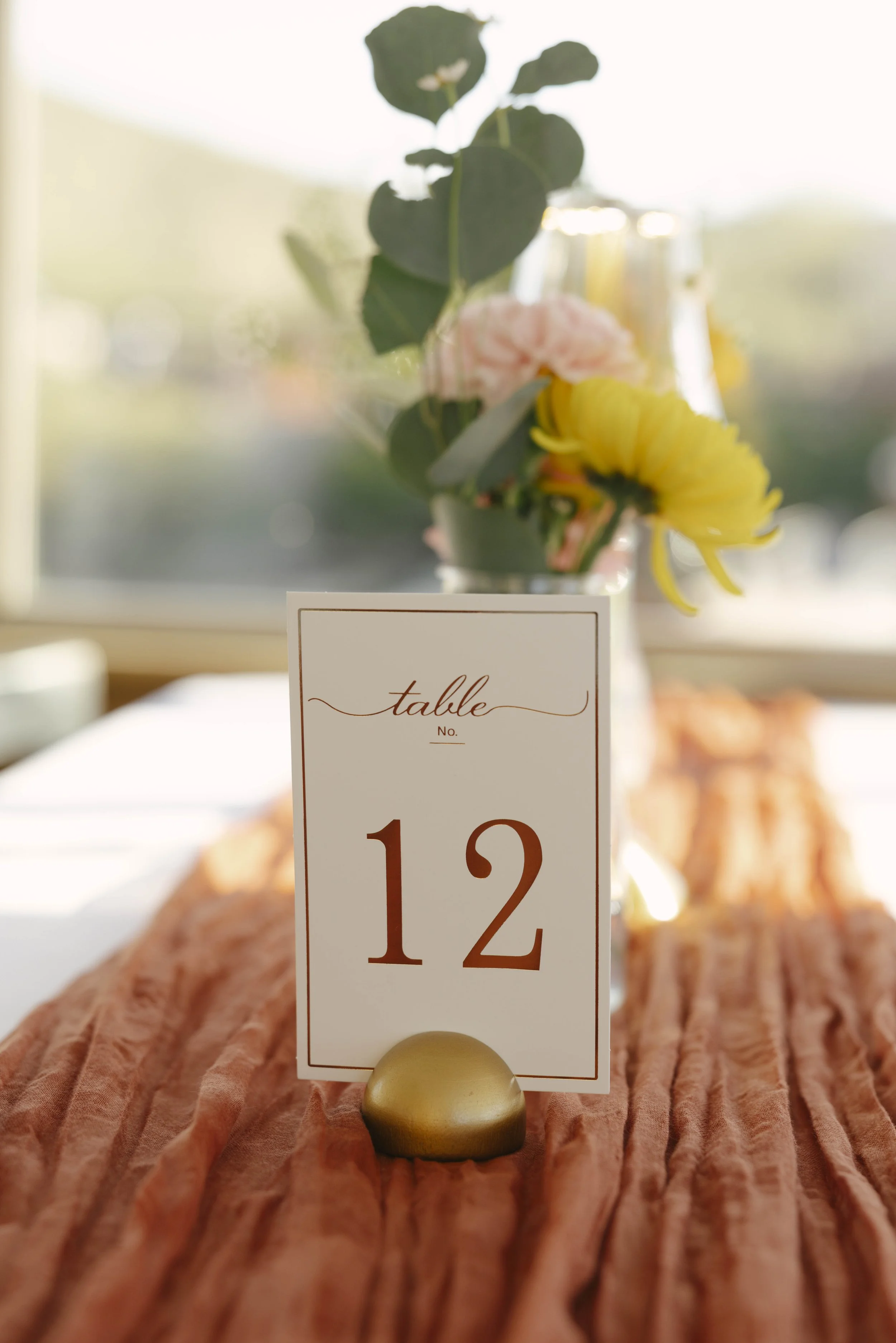 As the Dolly Steamboat cruised through Canyon Lake, guests enjoyed an intimate reception surrounded by Arizona’s desert mountains and open water. The tables were beautifully set with warm tones, fresh florals, and thoughtful details that complemented