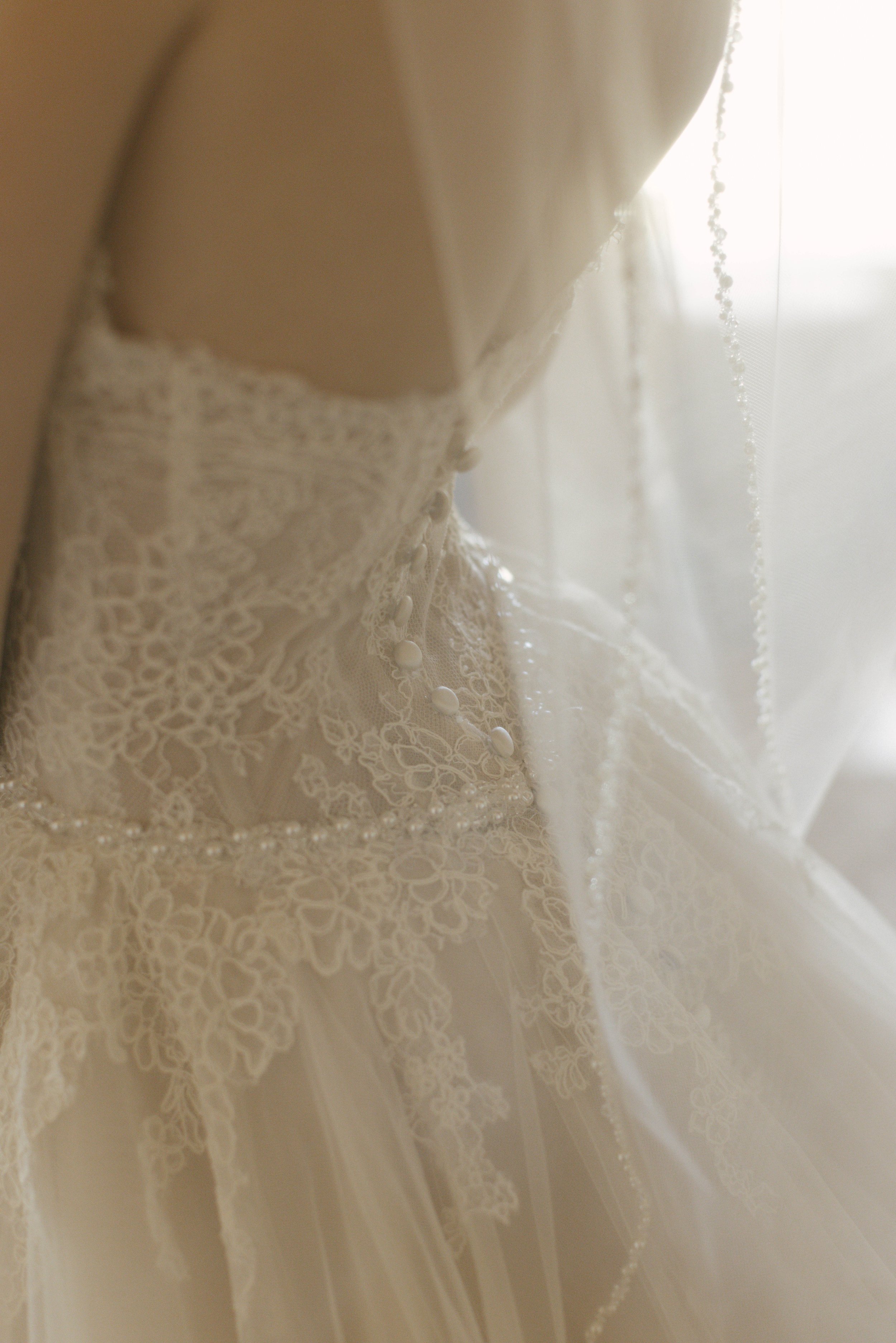 Documentary wedding photography at The Knotty Barn in Queen Creek, Arizona, captured by Arizona wedding photographer Raw By Laura, showcasing authentic moments, desert scenery, and a rustic western wedding setting.