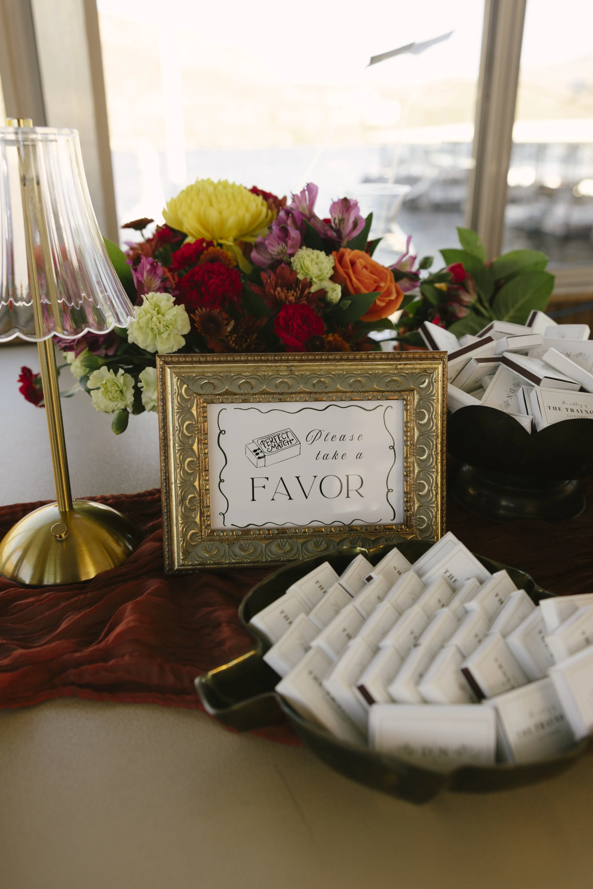 As the Dolly Steamboat cruised through Canyon Lake, guests enjoyed an intimate reception surrounded by Arizona’s desert mountains and open water. The tables were beautifully set with warm tones, fresh florals, and thoughtful details that complemented
