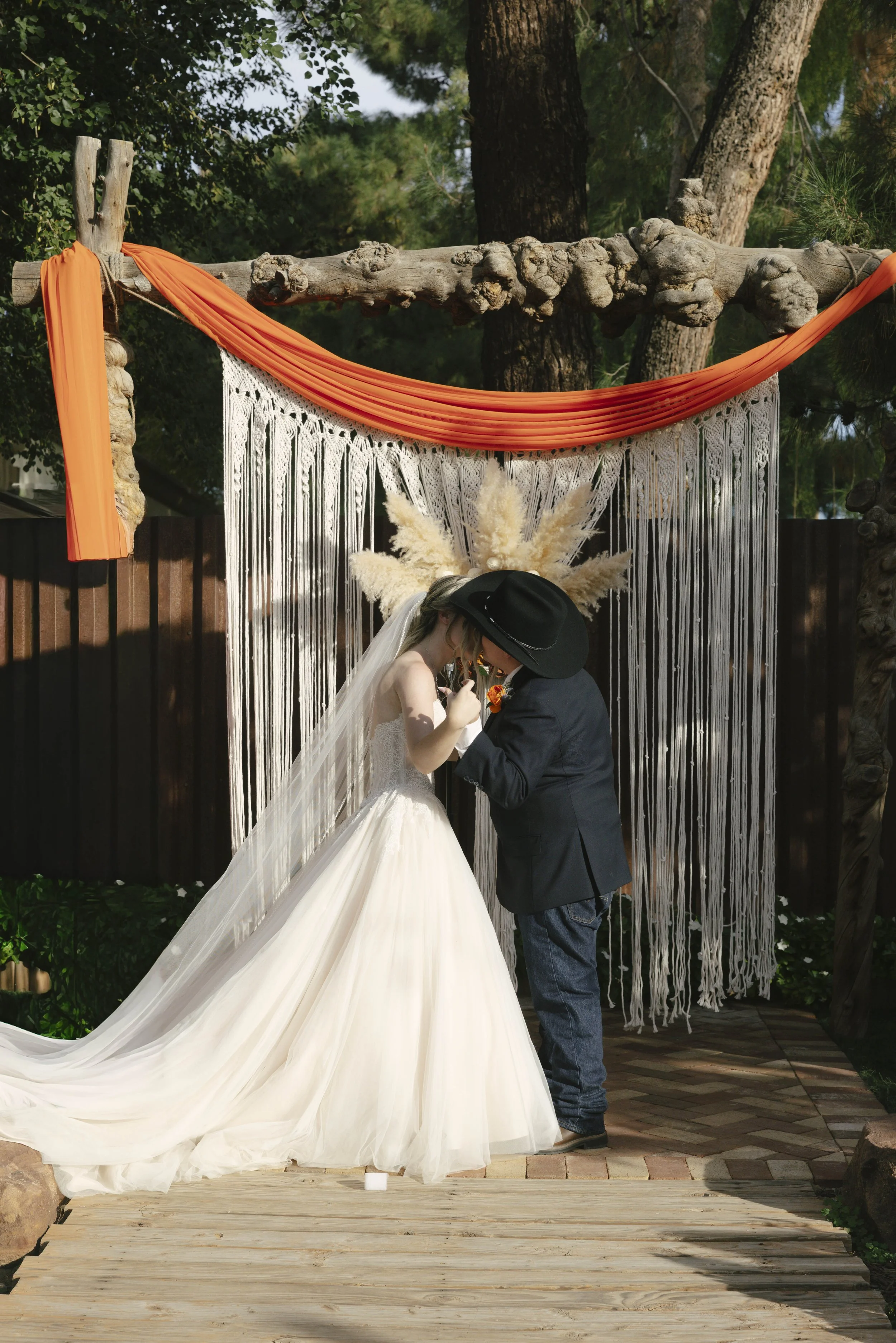 Documentary wedding photography at The Knotty Barn in Queen Creek, Arizona, captured by Arizona wedding photographer Raw By Laura, showcasing authentic moments, desert scenery, and a rustic western wedding setting.
