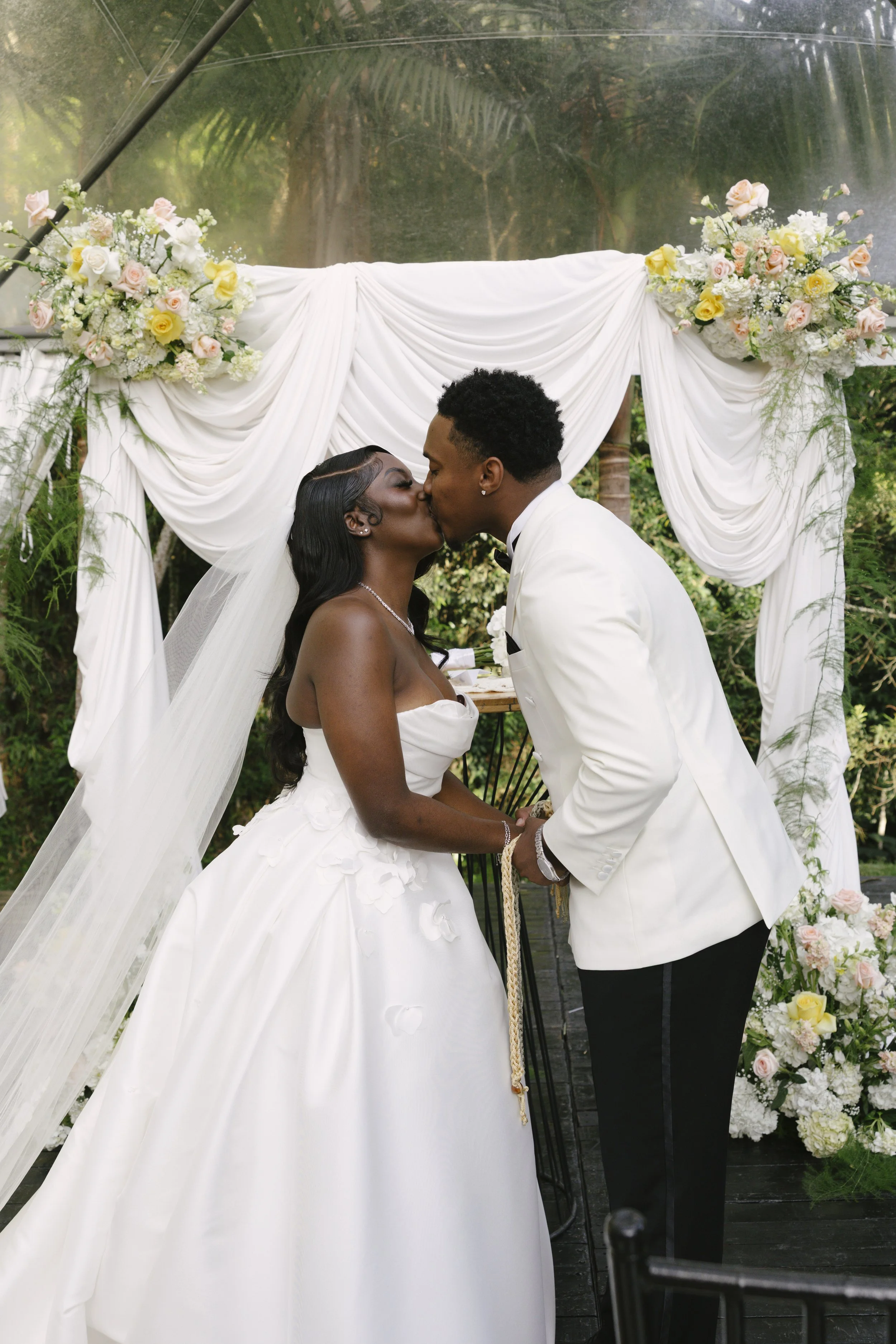 Forest Campestre wedding ceremony in Medellín, Colombia featuring the bridal processional, groom's reaction, emotional ceremony moments, floral aisle design, wedding guests, and documentary-style wedding photography