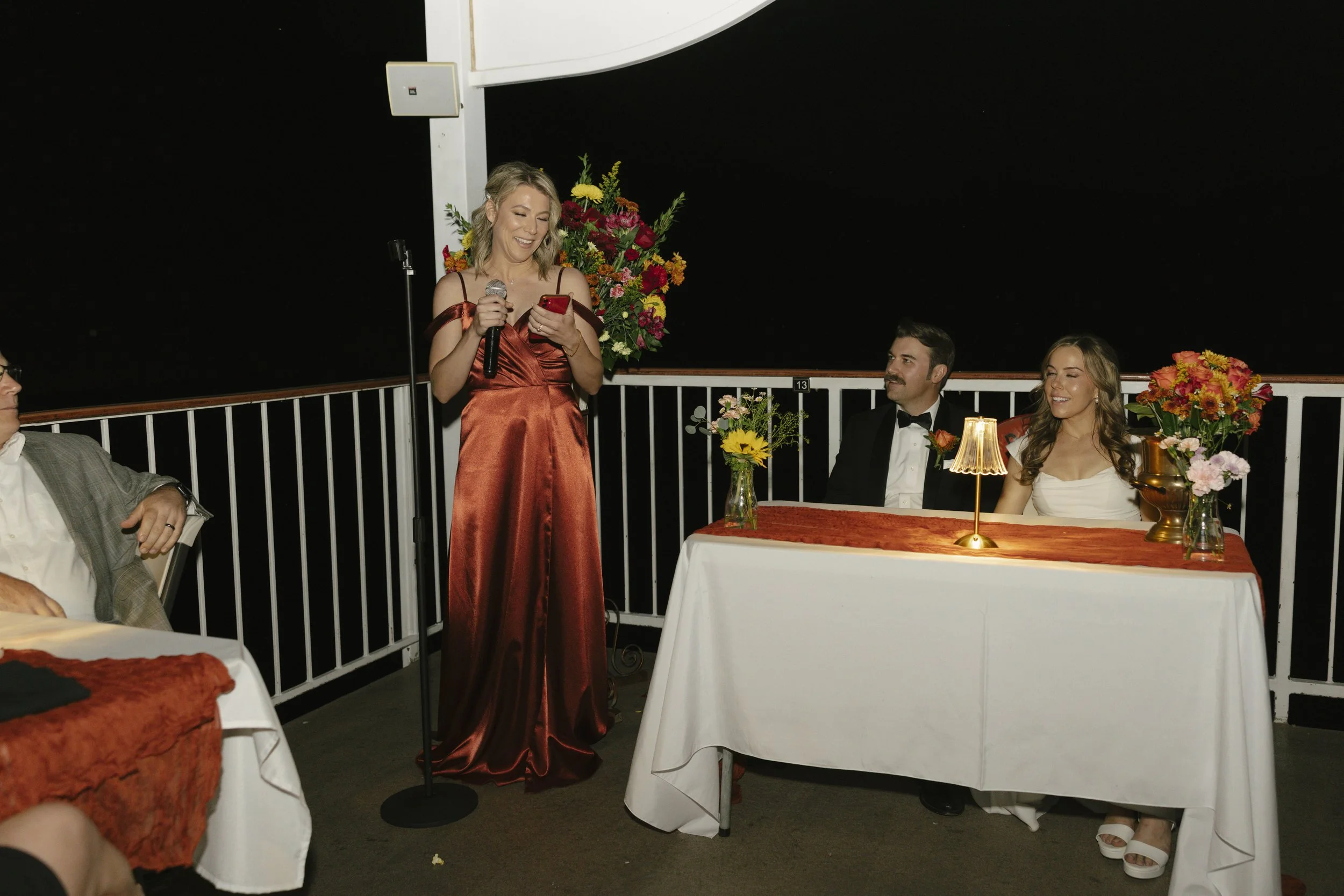 As night fell over Canyon Lake, the celebration continued aboard the Dolly Steamboat with heartfelt toasts, laughter, and time spent with close friends and family. Under the Arizona night sky, the couple shared meaningful moments with their guests, e