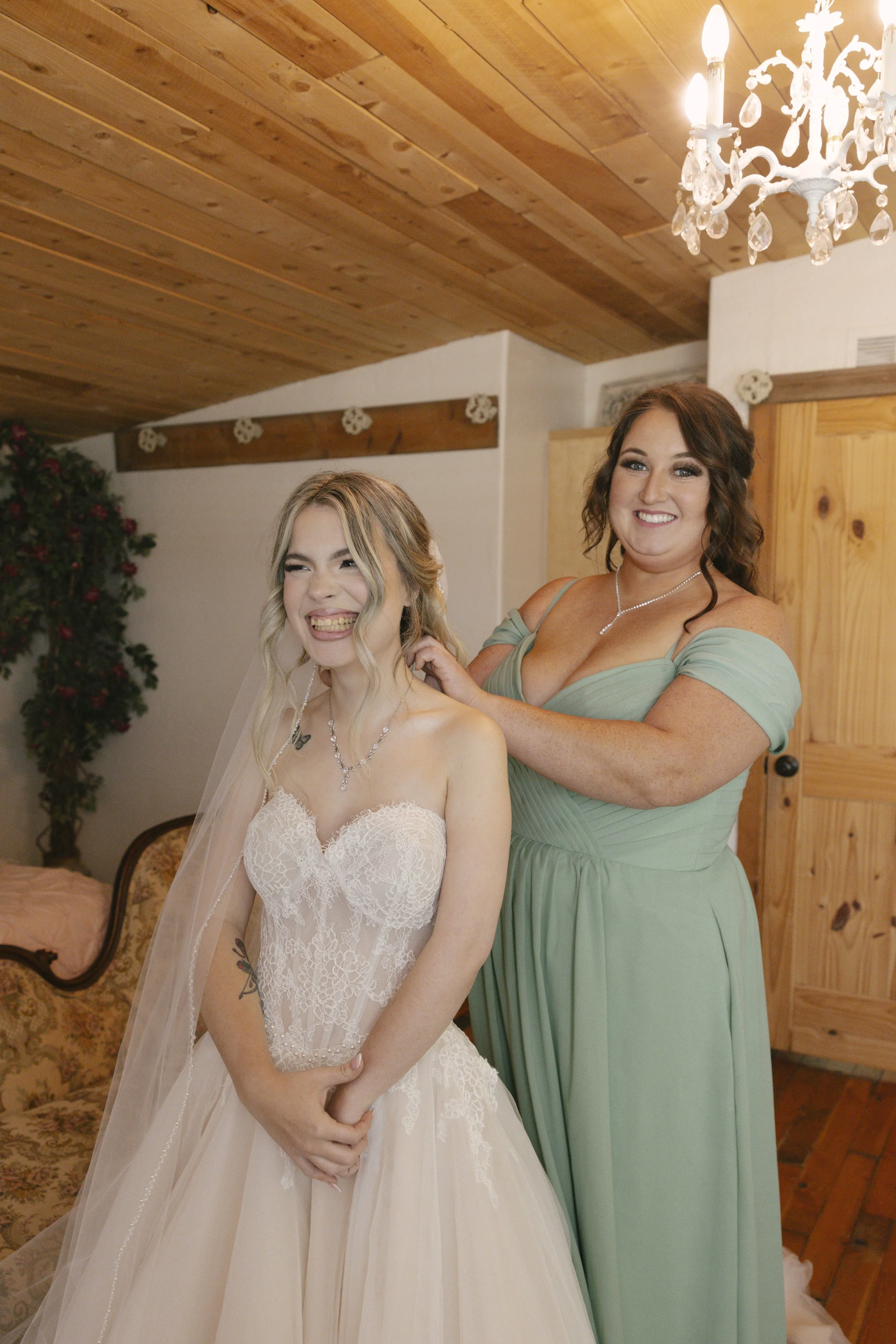 Knotty Barn wedding in Queen Creek, Arizona captured by Arizona wedding photographer Raw By Laura, featuring candid, documentary-style wedding photography, rustic western atmosphere, warm desert light, and authentic emotional moments.