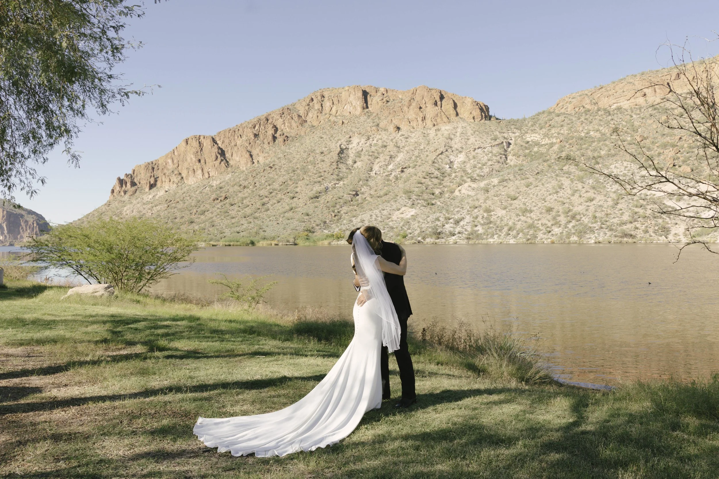 Before boarding the Dolly Steamboat, the couple shared a quiet first look along the shoreline of Canyon Lake. Surrounded by the desert mountains and calm water, they exchanged private vows in an intimate moment before the celebration began. The peace