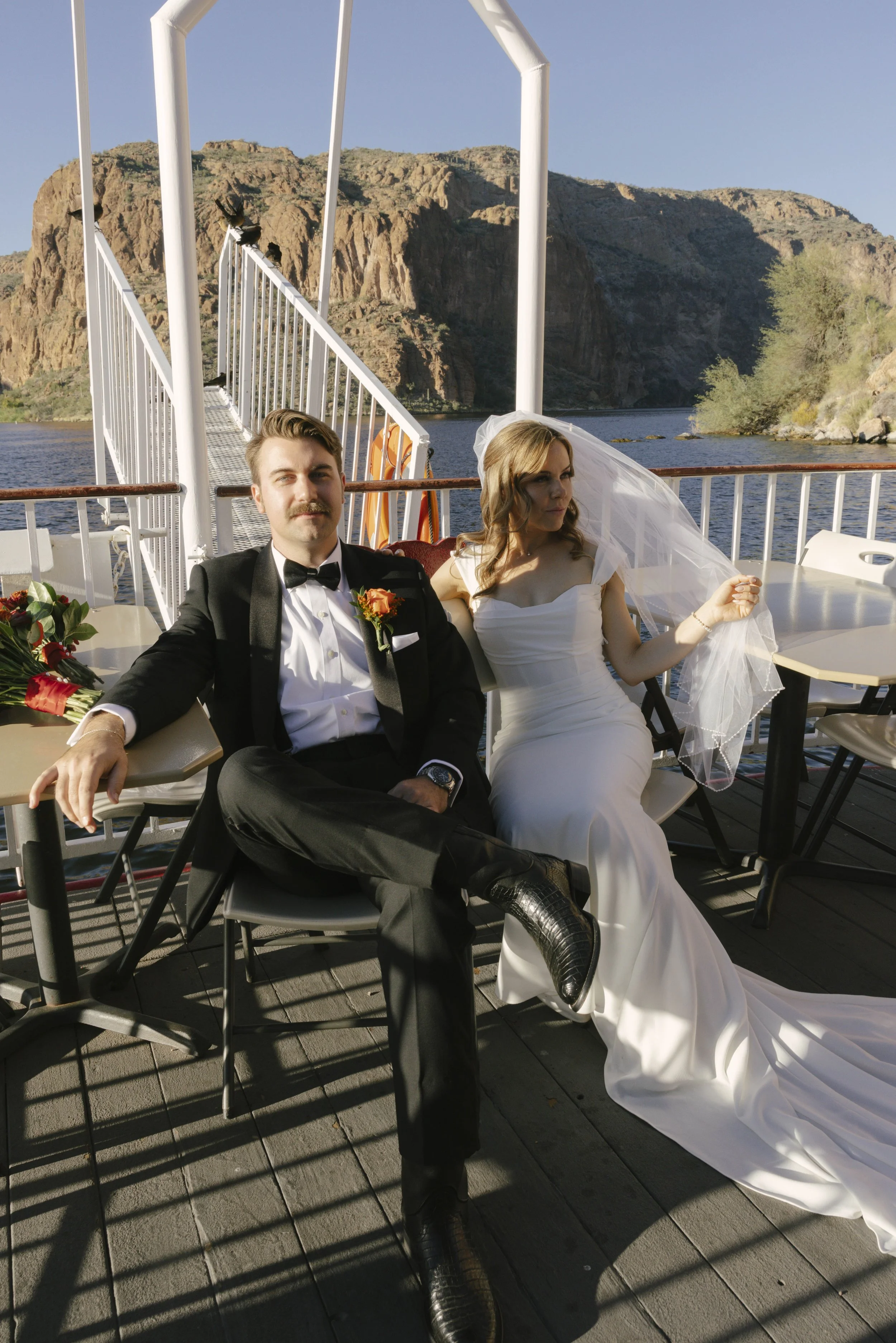 As the Dolly Steamboat cruised through Canyon Lake, the couple took a few quiet moments together on the deck surrounded by Arizona’s dramatic desert cliffs and open water. The golden afternoon light and peaceful canyon views created the perfect setti
