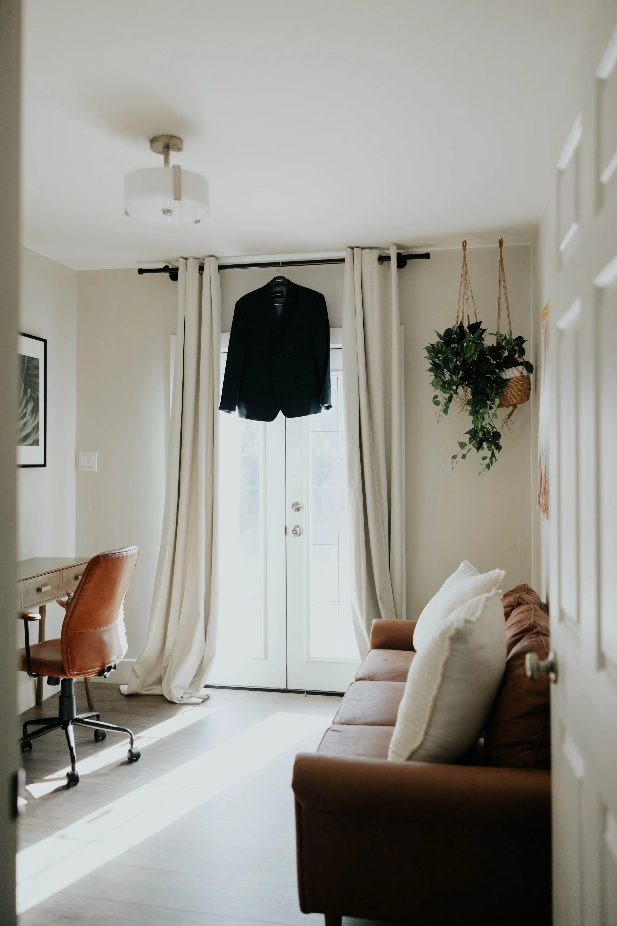 The morning began with quiet getting-ready moments and wedding detail photos before the ceremony at the Boojum Tree in Phoenix. From the bride’s dress and rings to personal touches shared throughout the space, every detail reflected Lauren & Joel’s b