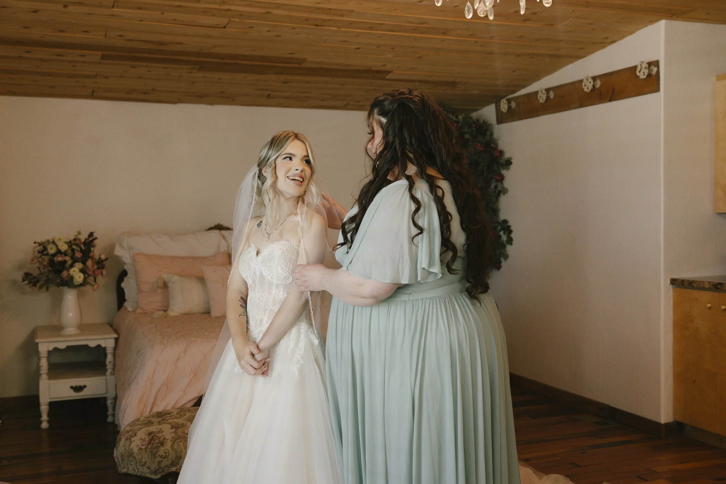 Knotty Barn wedding in Queen Creek, Arizona captured by Arizona wedding photographer Raw By Laura, featuring candid, documentary-style wedding photography, rustic western atmosphere, warm desert light, and authentic emotional moments.