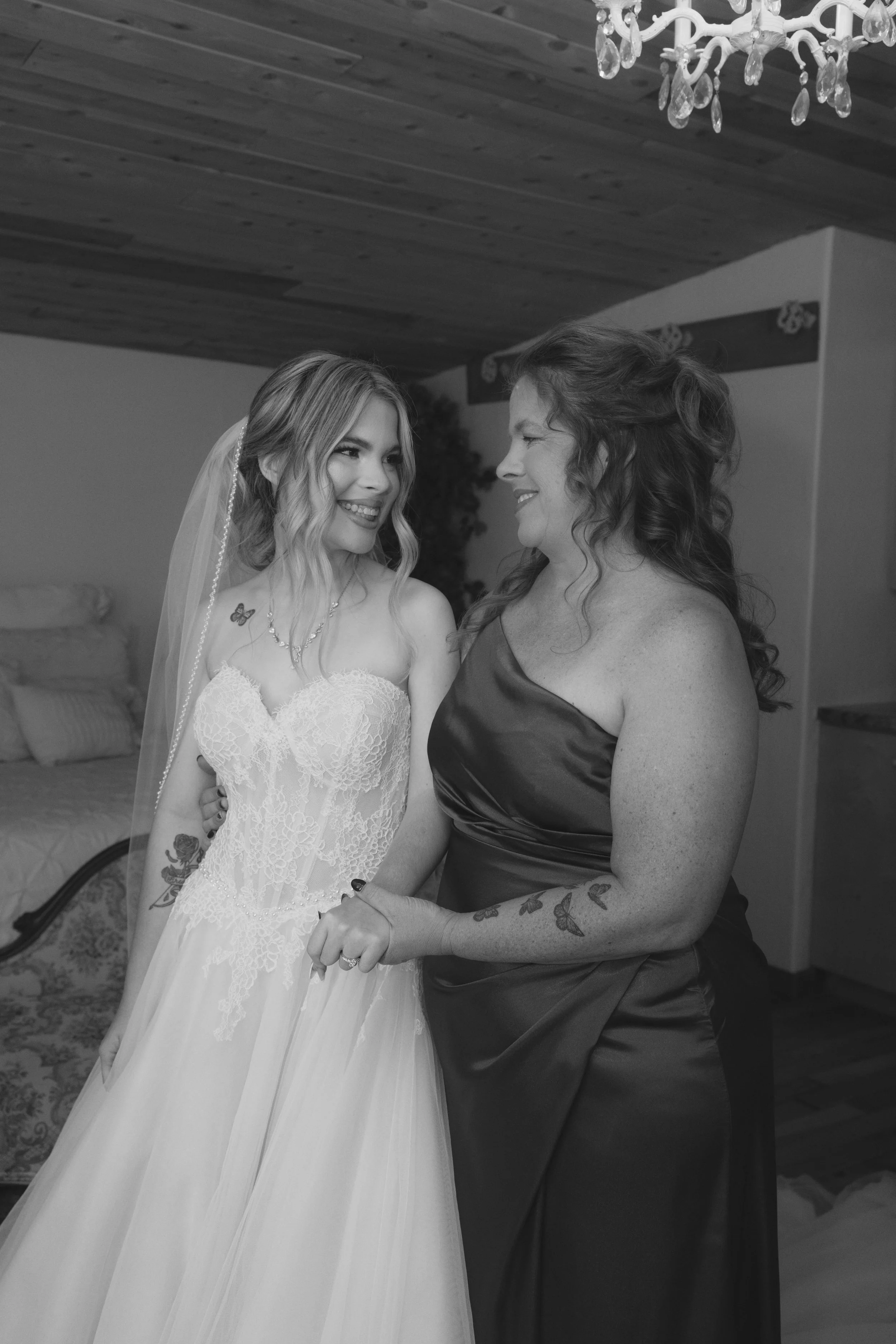 Knotty Barn wedding in Queen Creek, Arizona captured by Arizona wedding photographer Raw By Laura, featuring candid, documentary-style wedding photography, rustic western atmosphere, warm desert light, and authentic emotional moments.