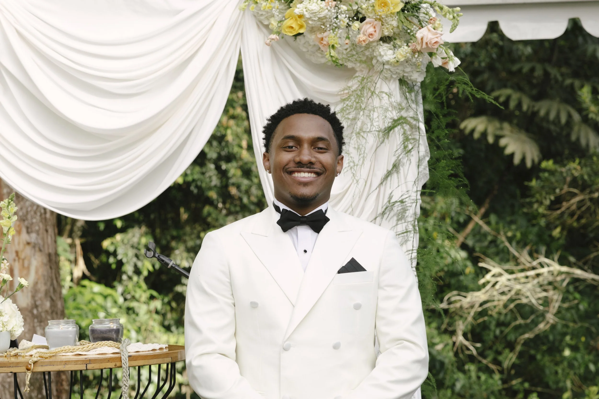 Forest Campestre wedding ceremony in Medellín, Colombia featuring the bridal processional, groom's reaction, emotional ceremony moments, floral aisle design, wedding guests, and documentary-style wedding photography