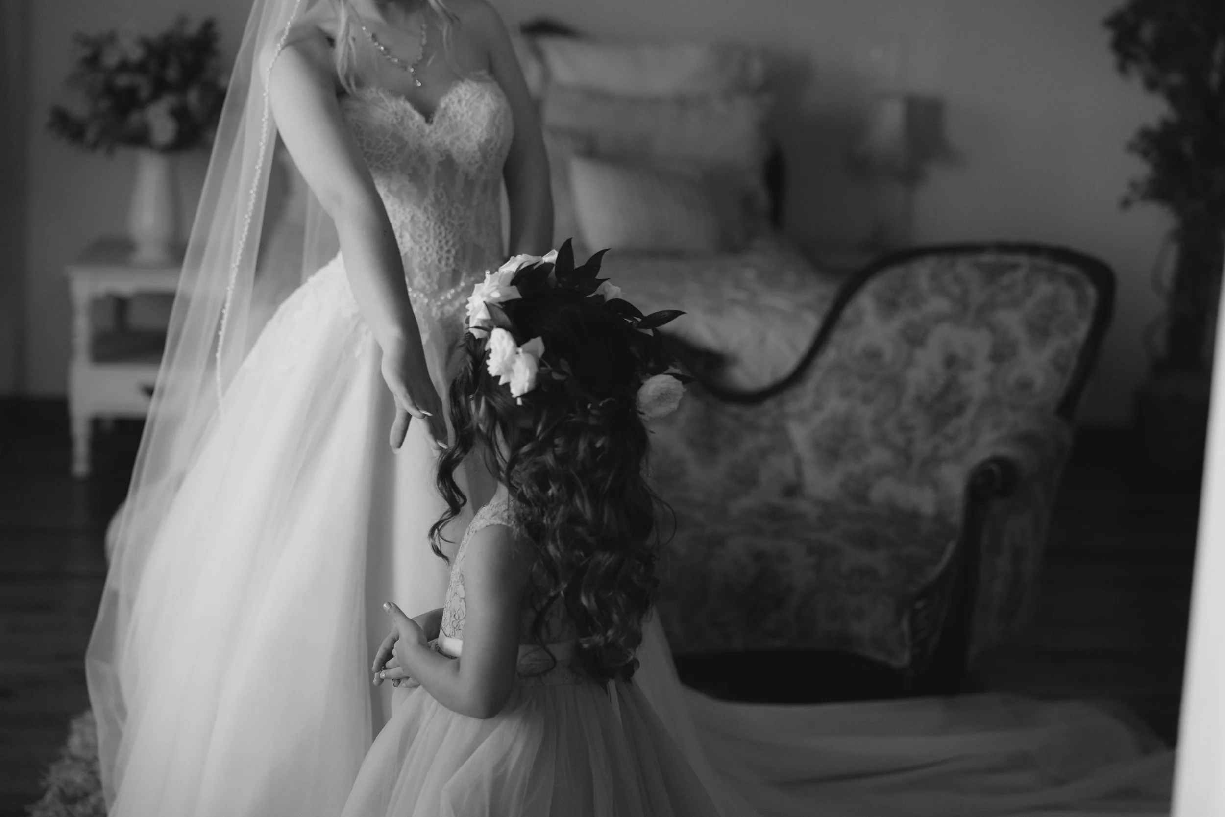 Knotty Barn wedding in Queen Creek, Arizona captured by Arizona wedding photographer Raw By Laura, featuring candid, documentary-style wedding photography, rustic western atmosphere, warm desert light, and authentic emotional moments.