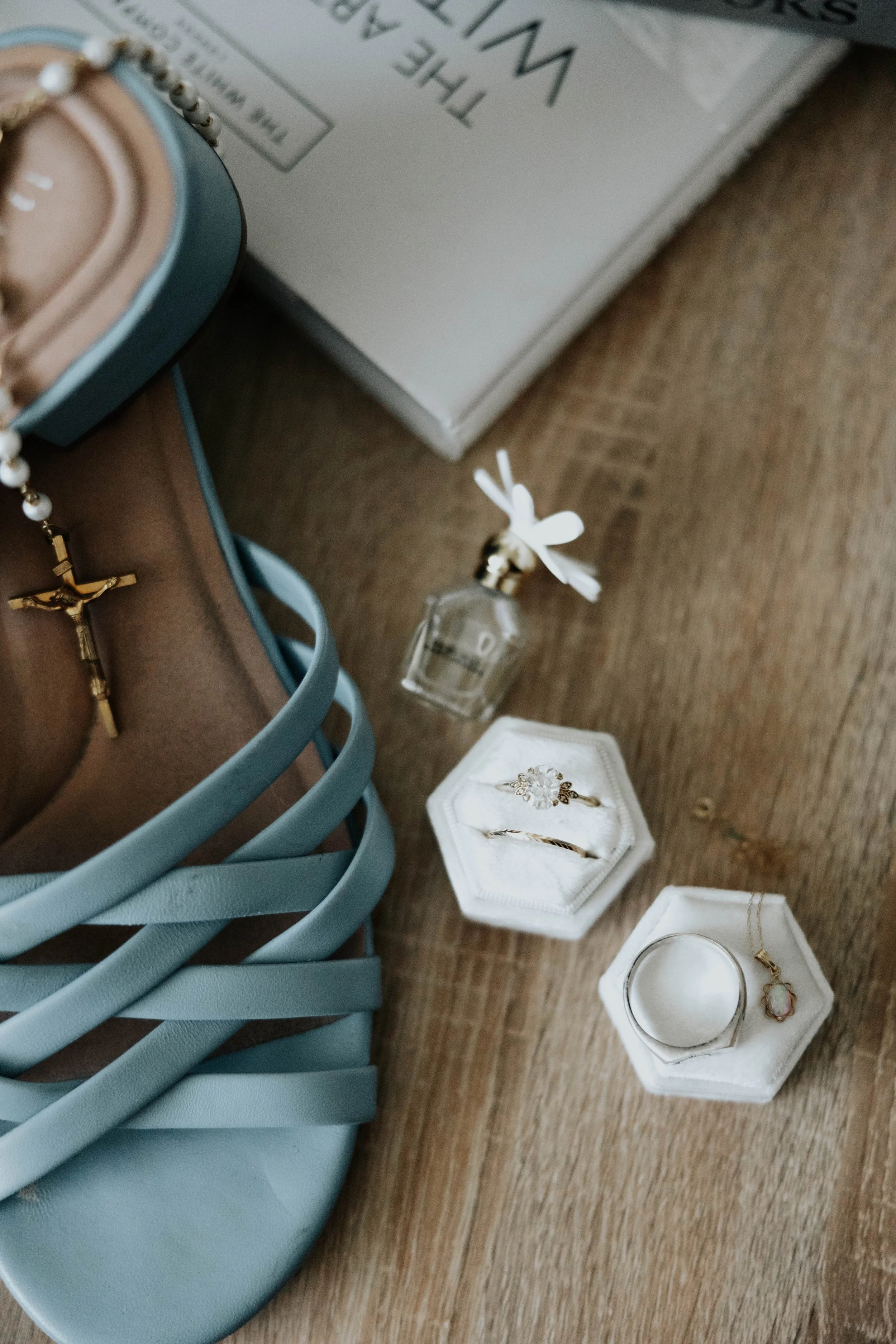 The morning began with quiet getting-ready moments and wedding detail photos before the ceremony at the Boojum Tree in Phoenix. From the bride’s dress and rings to personal touches shared throughout the space, every detail reflected Lauren & Joel’s b