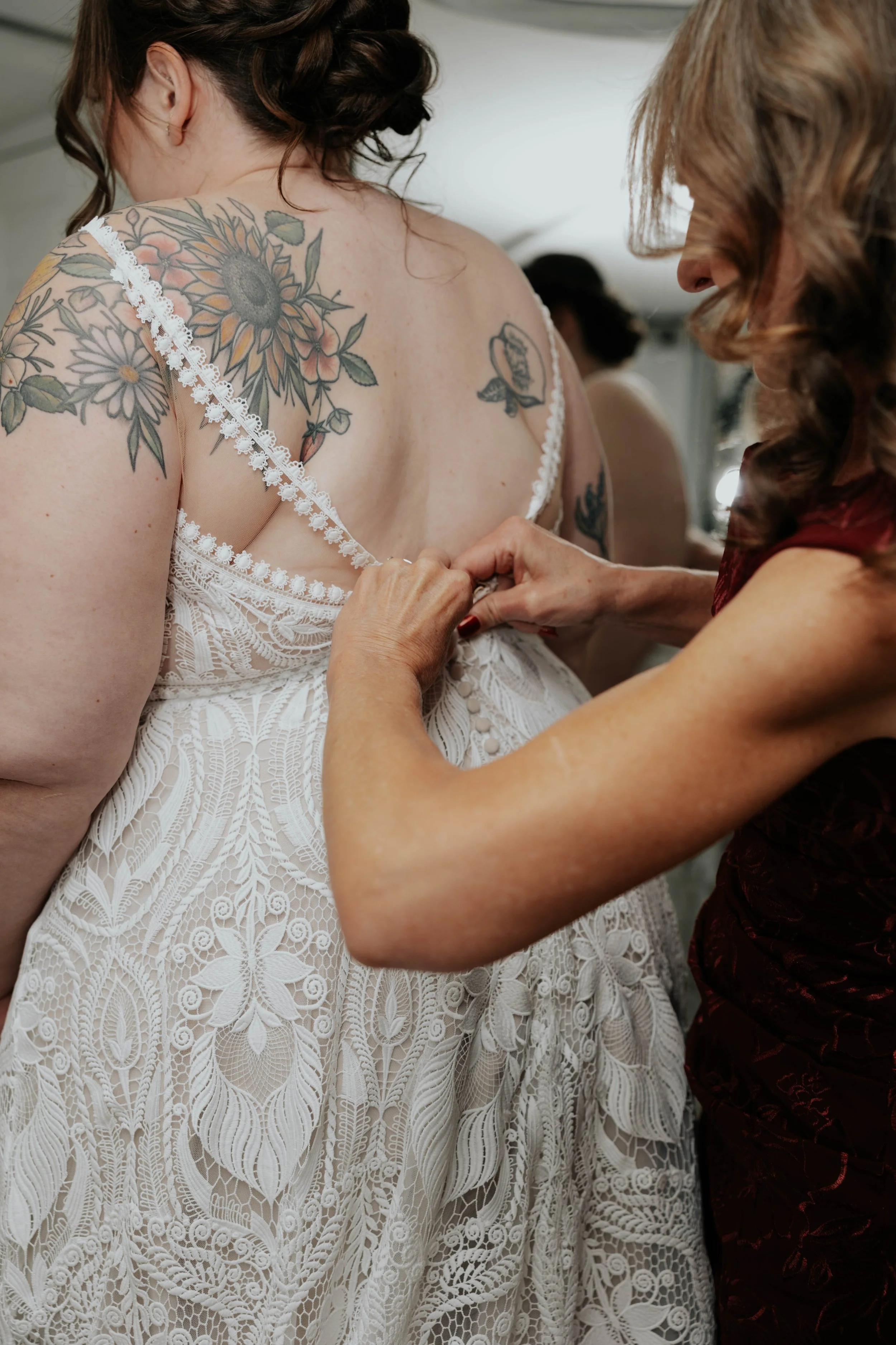The morning began with quiet getting-ready moments and wedding detail photos before the ceremony at the Boojum Tree in Phoenix. From the bride’s dress and rings to personal touches shared throughout the space, every detail reflected Lauren & Joel’s b
