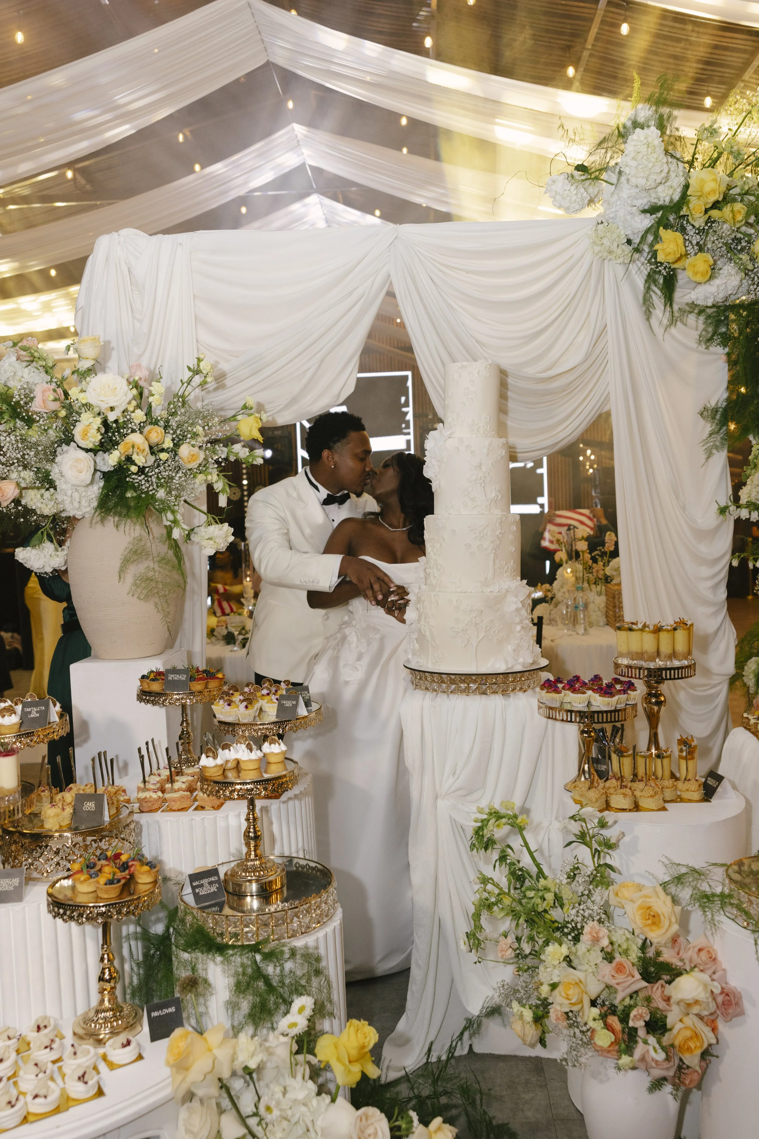 Wedding reception at Forest Campestre in Medellín, Colombia featuring the couple's first dance, parent dances, dance floor celebration, wedding desserts, and candid documentary wedding photography.