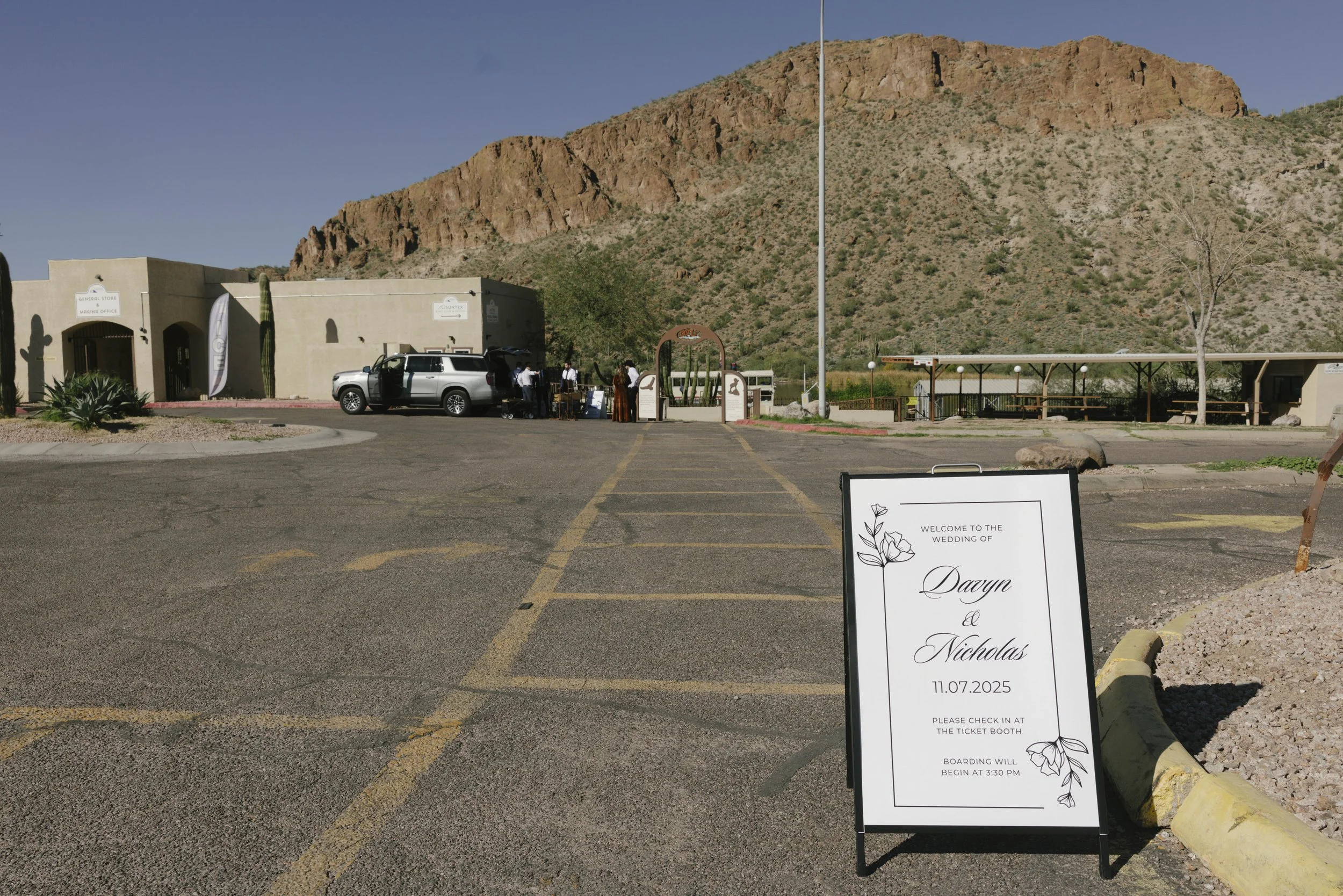 Before boarding the Dolly Steamboat, the couple shared a quiet first look along the shoreline of Canyon Lake. Surrounded by the desert mountains and calm water, they exchanged private vows in an intimate moment before the celebration began. The peace