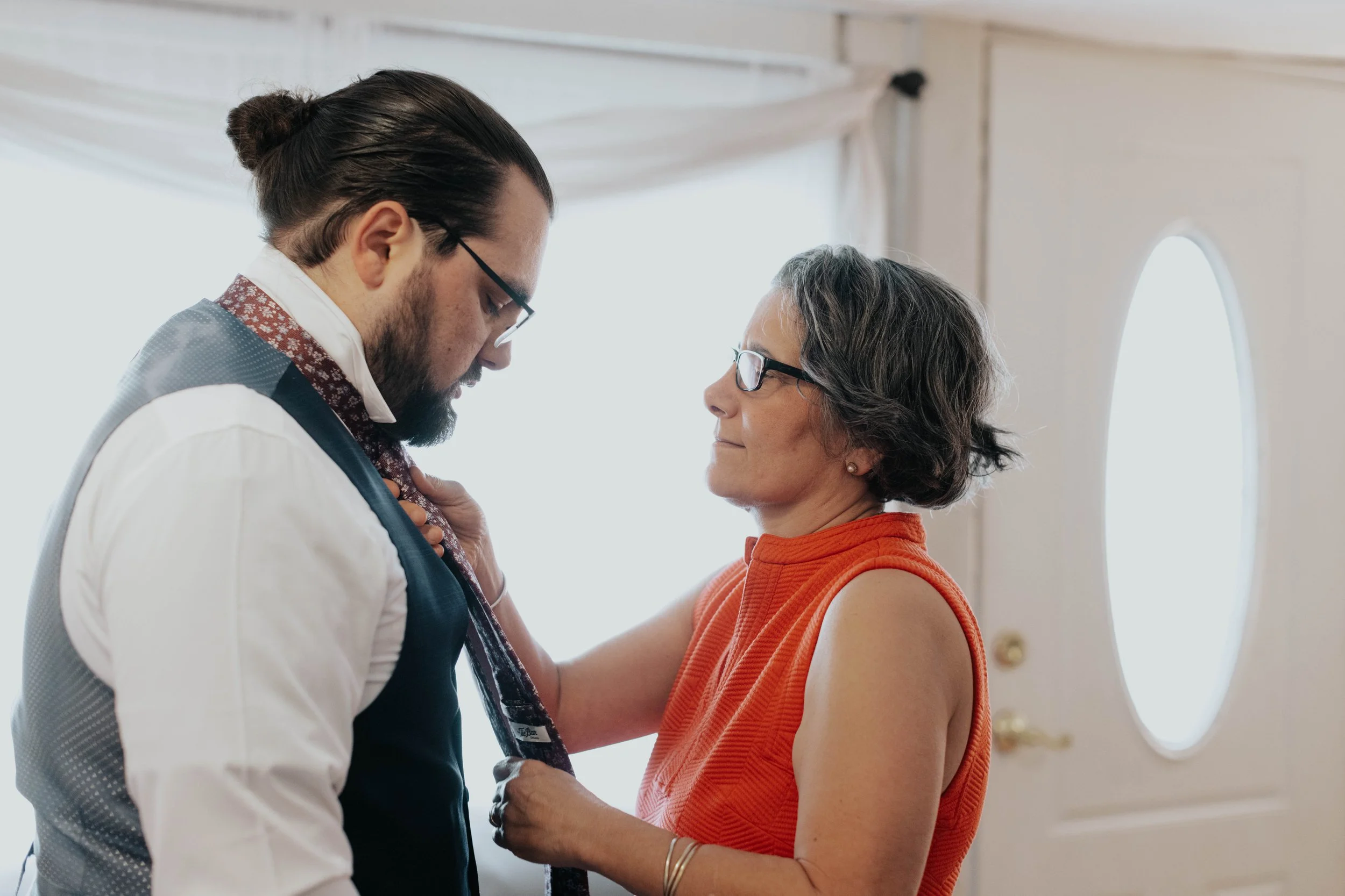 The morning began with quiet getting-ready moments and wedding detail photos before the ceremony at the Boojum Tree in Phoenix. From the bride’s dress and rings to personal touches shared throughout the space, every detail reflected Lauren & Joel’s b