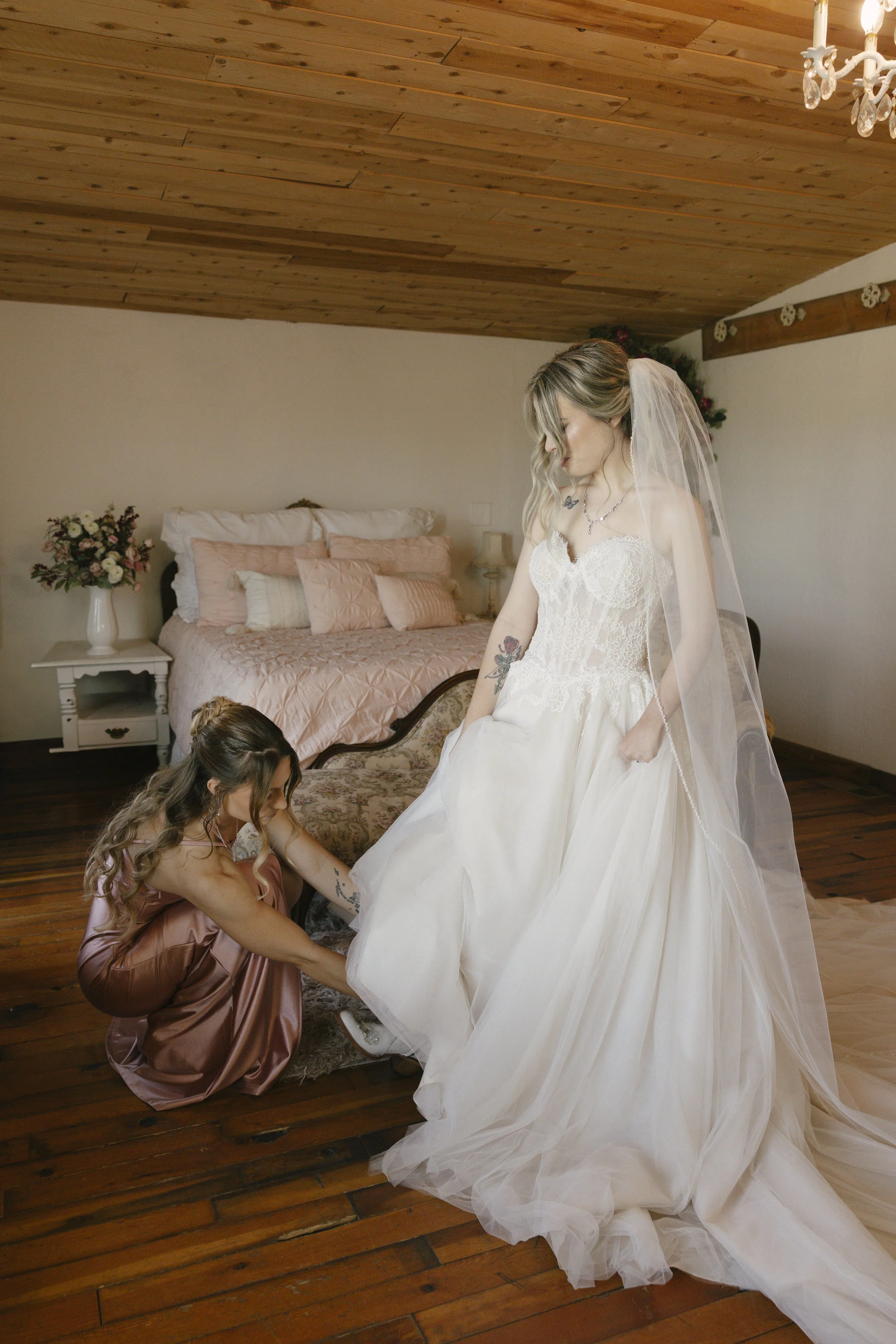 Knotty Barn wedding in Queen Creek, Arizona captured by Arizona wedding photographer Raw By Laura, featuring candid, documentary-style wedding photography, rustic western atmosphere, warm desert light, and authentic emotional moments.