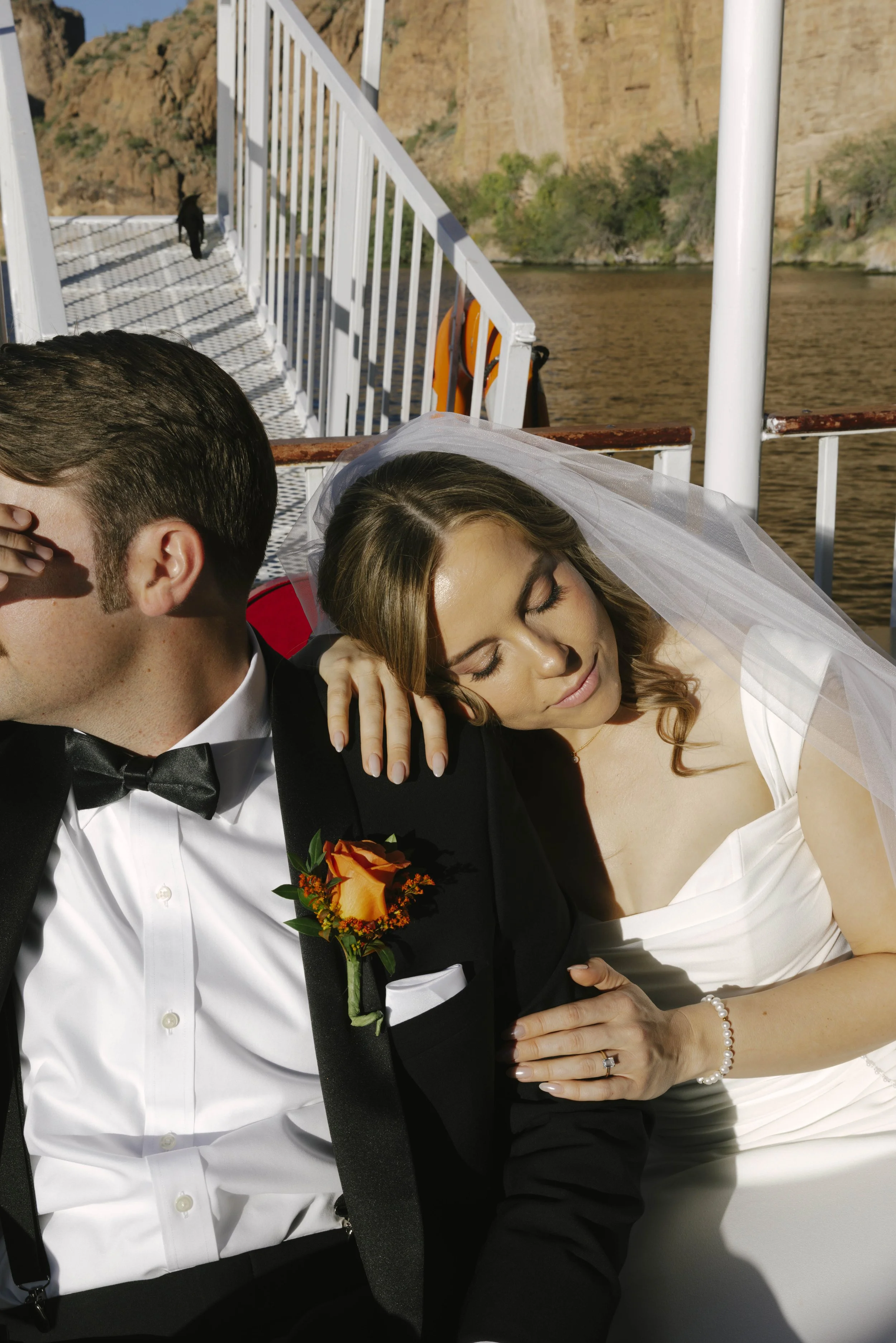 As the Dolly Steamboat cruised through Canyon Lake, the couple took a few quiet moments together on the deck surrounded by Arizona’s dramatic desert cliffs and open water. The golden afternoon light and peaceful canyon views created the perfect setti