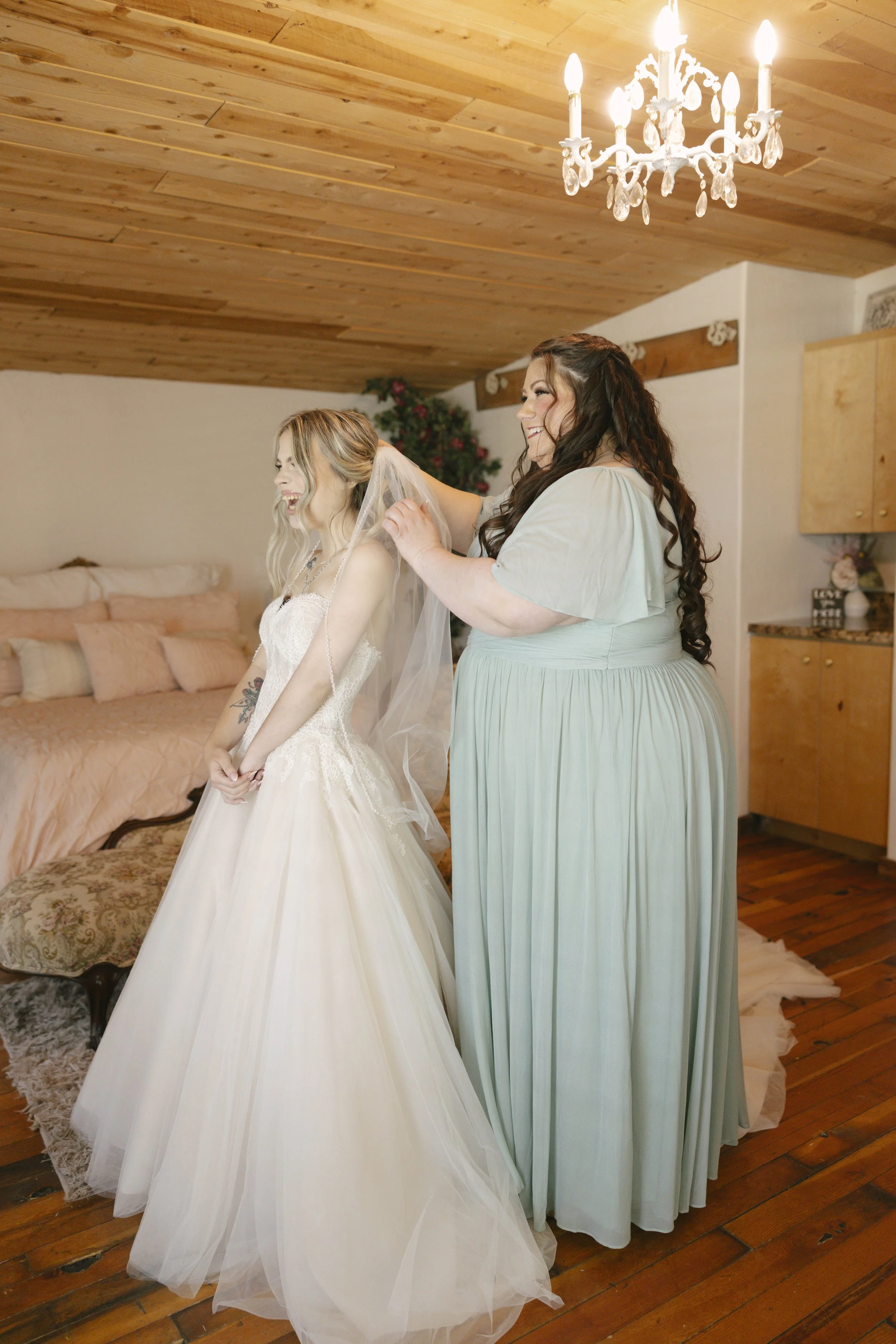 Knotty Barn wedding in Queen Creek, Arizona captured by Arizona wedding photographer Raw By Laura, featuring candid, documentary-style wedding photography, rustic western atmosphere, warm desert light, and authentic emotional moments.