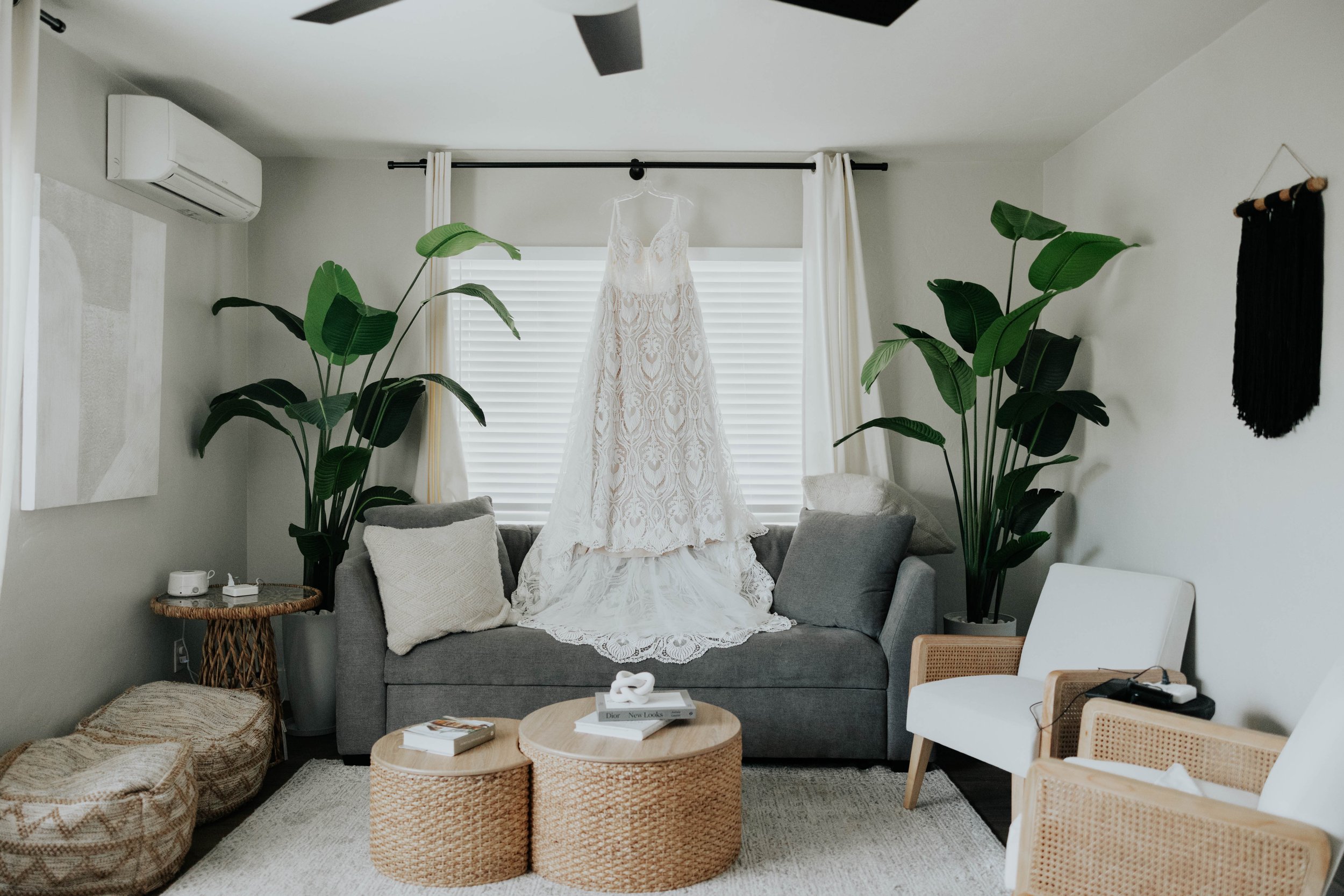 The morning began with quiet getting-ready moments and wedding detail photos before the ceremony at the Boojum Tree in Phoenix. From the bride’s dress and rings to personal touches shared throughout the space, every detail reflected Lauren & Joel’s b