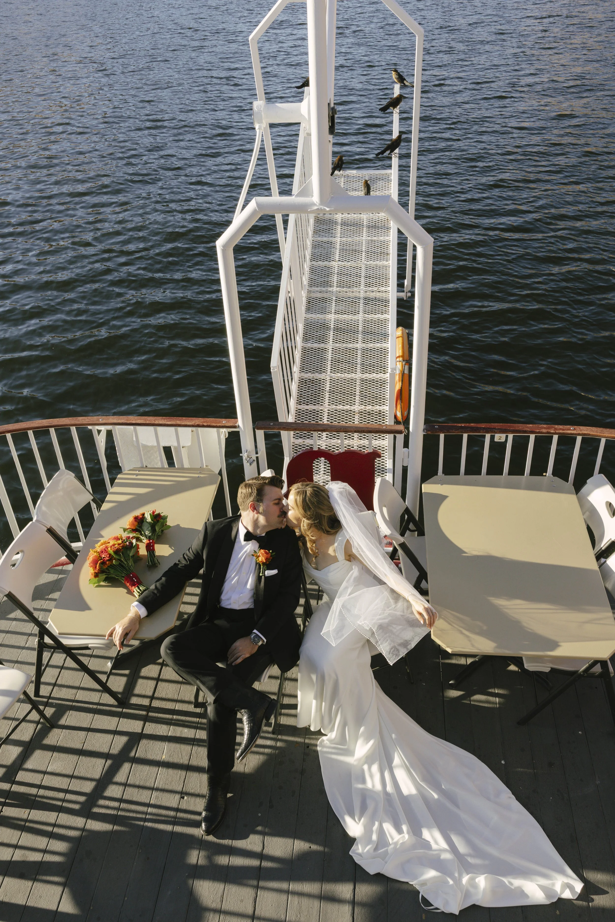 As the Dolly Steamboat cruised through Canyon Lake, the couple took a few quiet moments together on the deck surrounded by Arizona’s dramatic desert cliffs and open water. The golden afternoon light and peaceful canyon views created the perfect setti