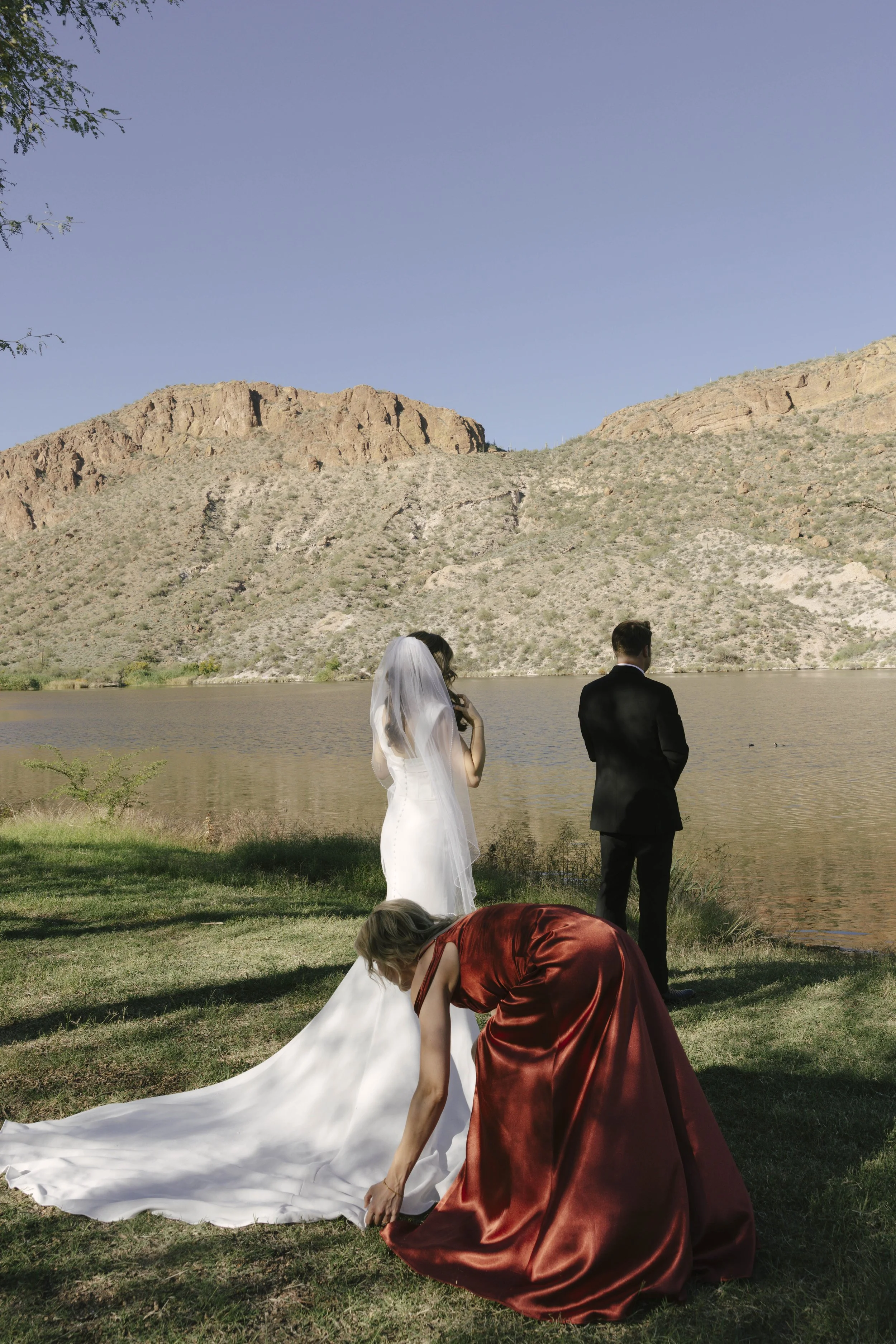 Before boarding the Dolly Steamboat, the couple shared a quiet first look along the shoreline of Canyon Lake. Surrounded by the desert mountains and calm water, they exchanged private vows in an intimate moment before the celebration began. The peace
