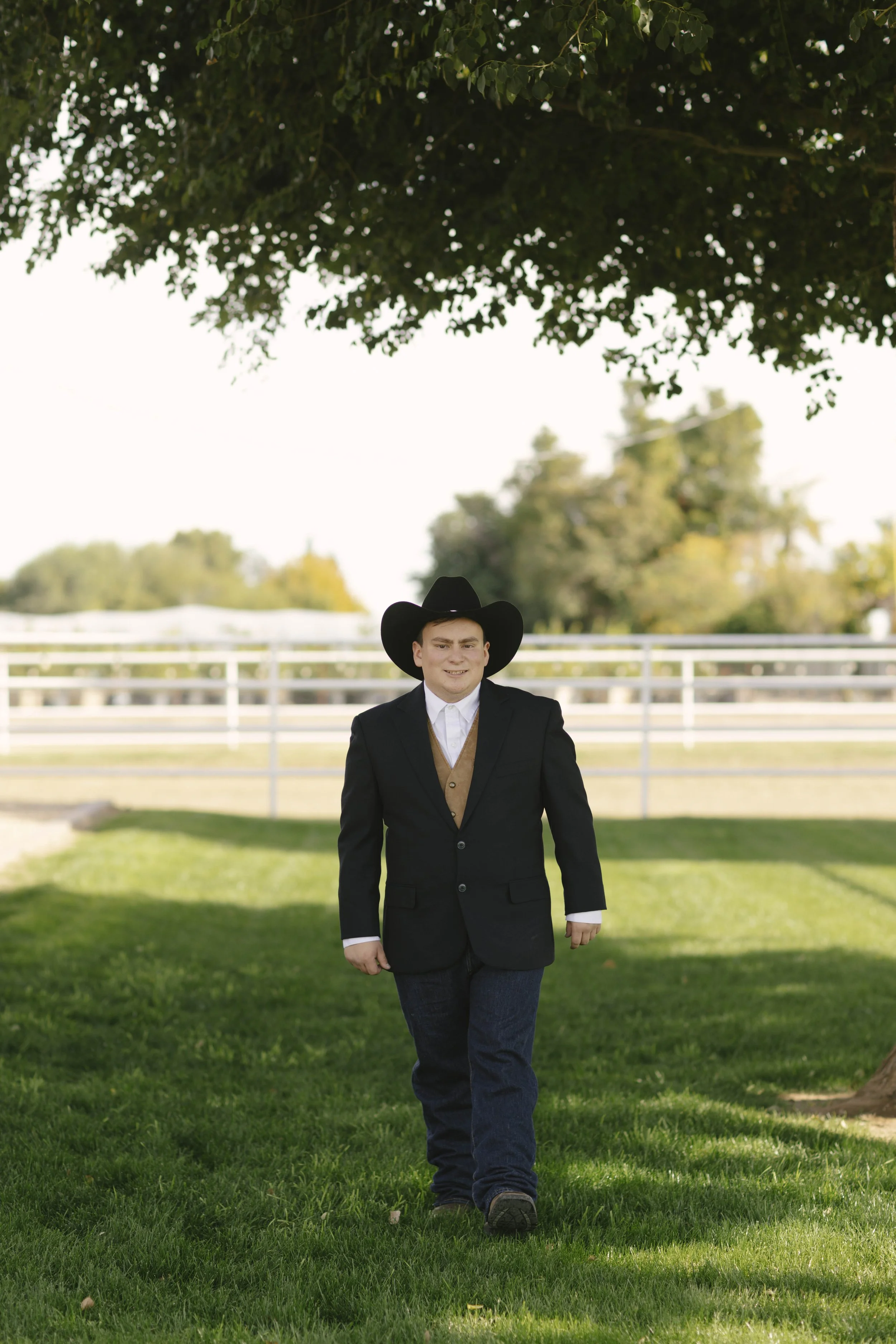 Knotty Barn wedding in Queen Creek, Arizona captured by Arizona wedding photographer Raw By Laura, featuring candid, documentary-style wedding photography, rustic western atmosphere, warm desert light, and authentic emotional moments.