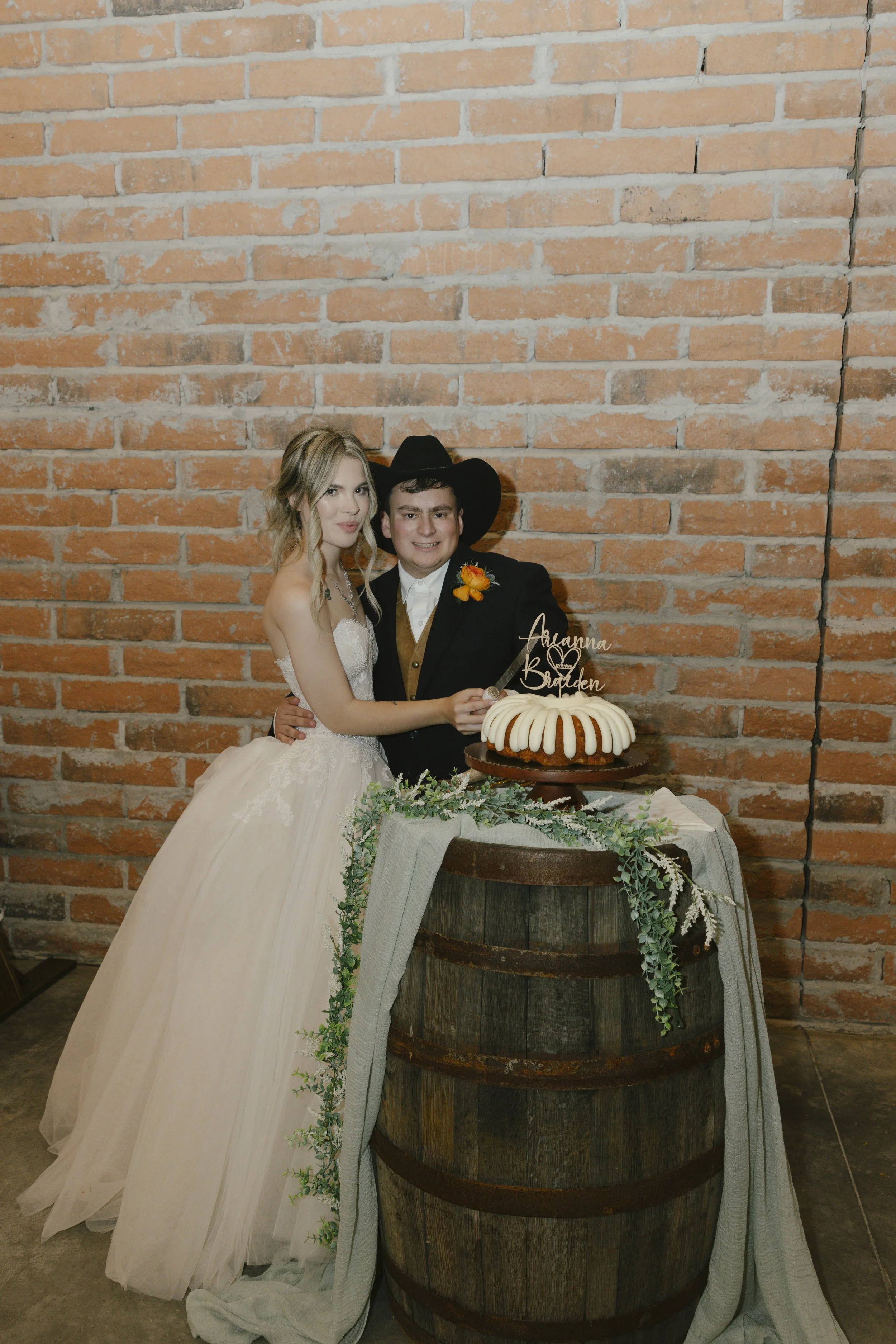 Documentary wedding photography at The Knotty Barn in Queen Creek, Arizona, captured by Arizona wedding photographer Raw By Laura, showcasing authentic moments, desert scenery, and a rustic western wedding setting.