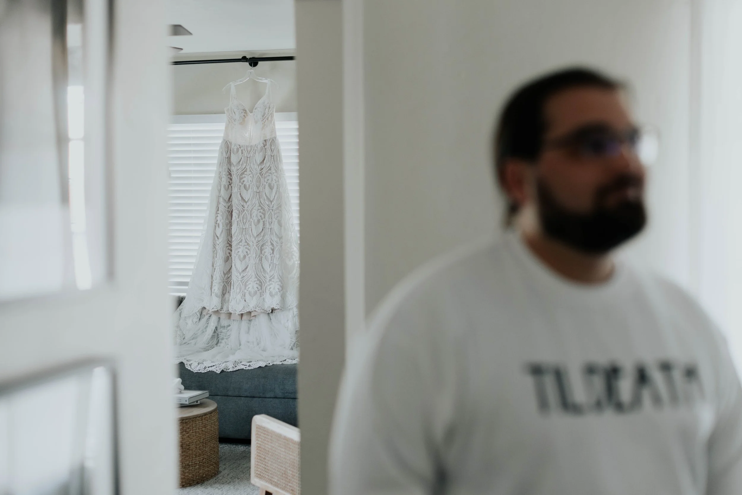 The morning began with quiet getting-ready moments and wedding detail photos before the ceremony at the Boojum Tree in Phoenix. From the bride’s dress and rings to personal touches shared throughout the space, every detail reflected Lauren & Joel’s b