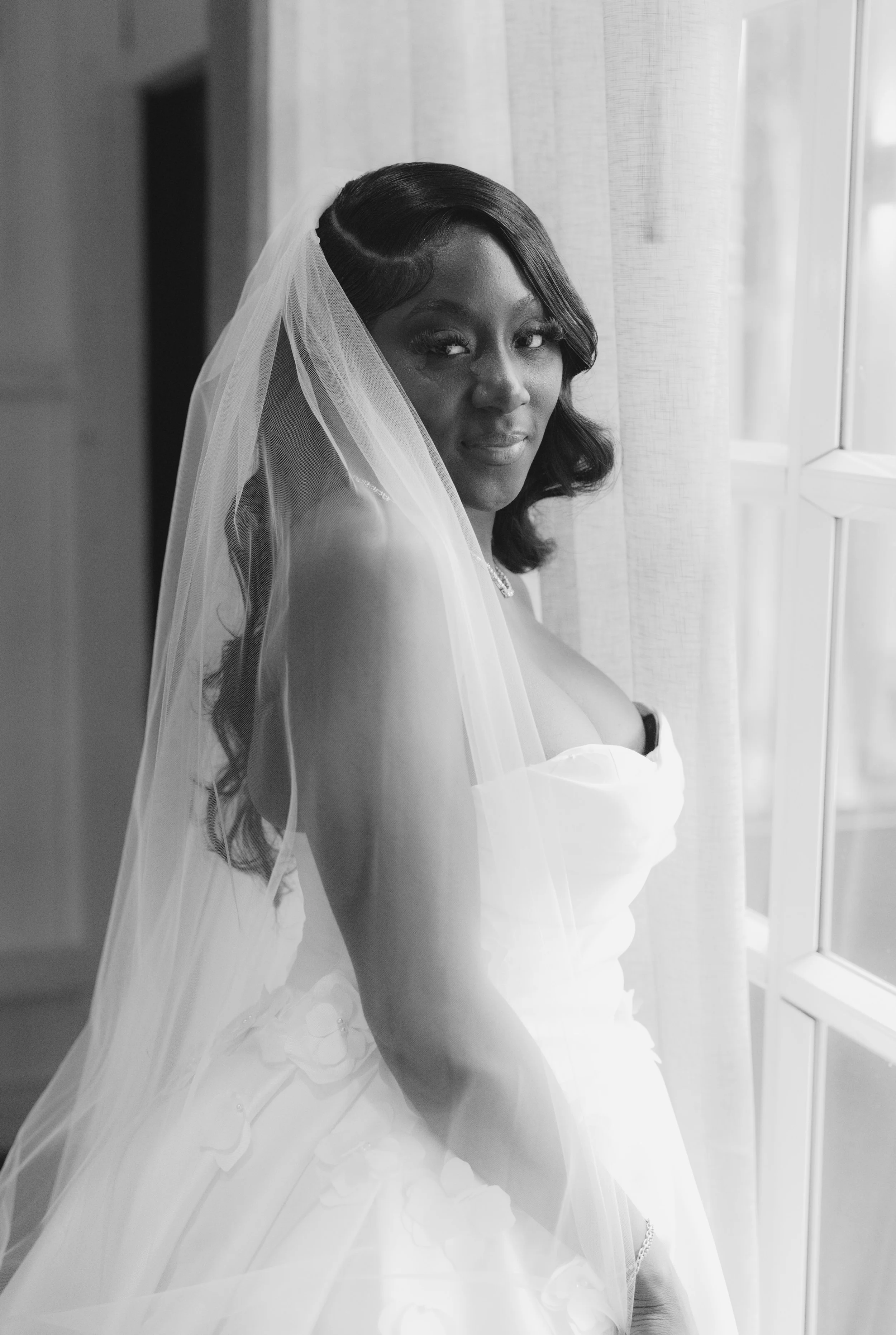 Documentary wedding photography showcasing bridal preparations, bridesmaids, wedding details, floral ceremony design, reception décor, invitation suite, wedding dress, and intimate getting ready moments at Forest Campestre in Medellín, Colombia.