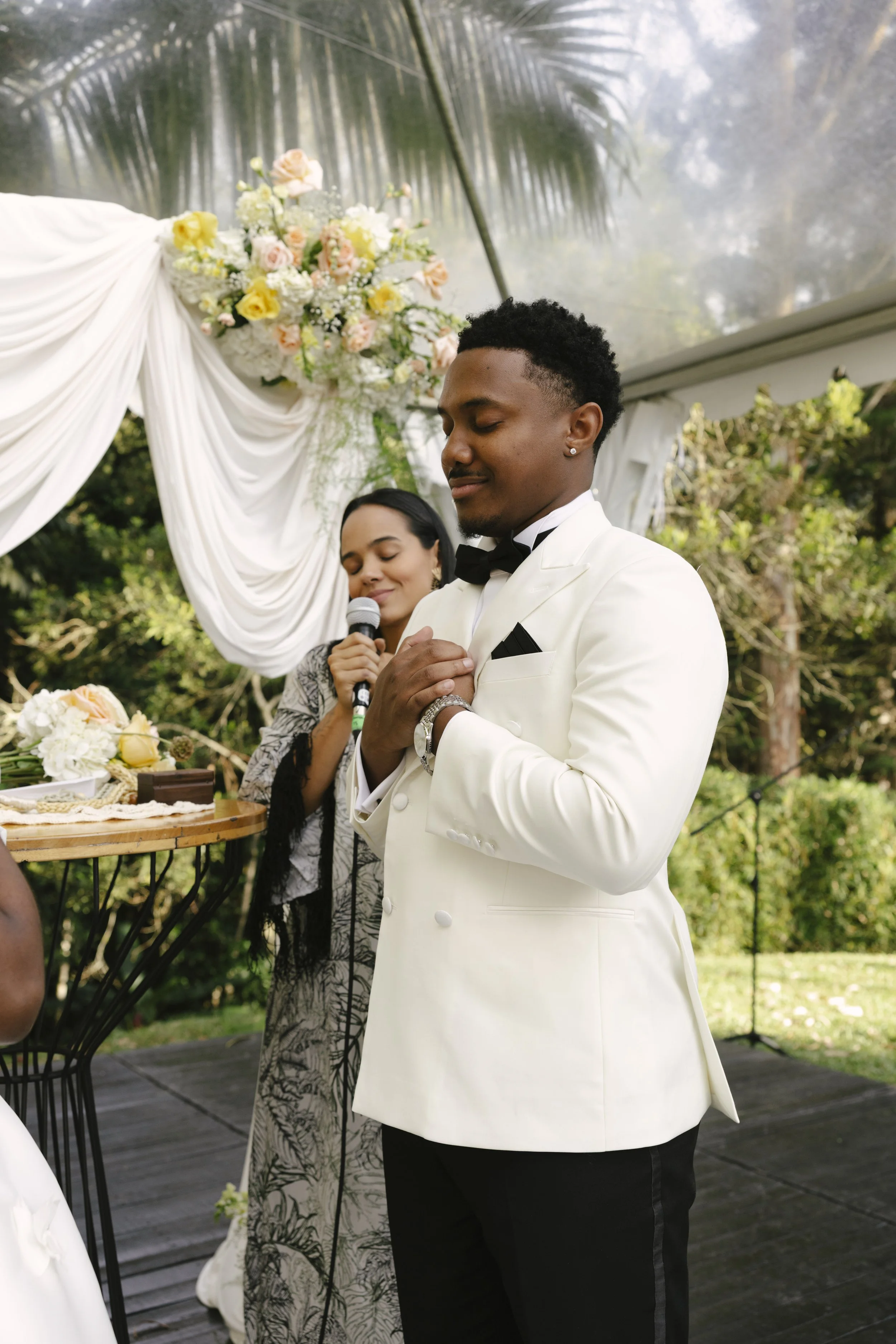 Forest Campestre wedding ceremony in Medellín, Colombia featuring the bridal processional, groom's reaction, emotional ceremony moments, floral aisle design, wedding guests, and documentary-style wedding photography