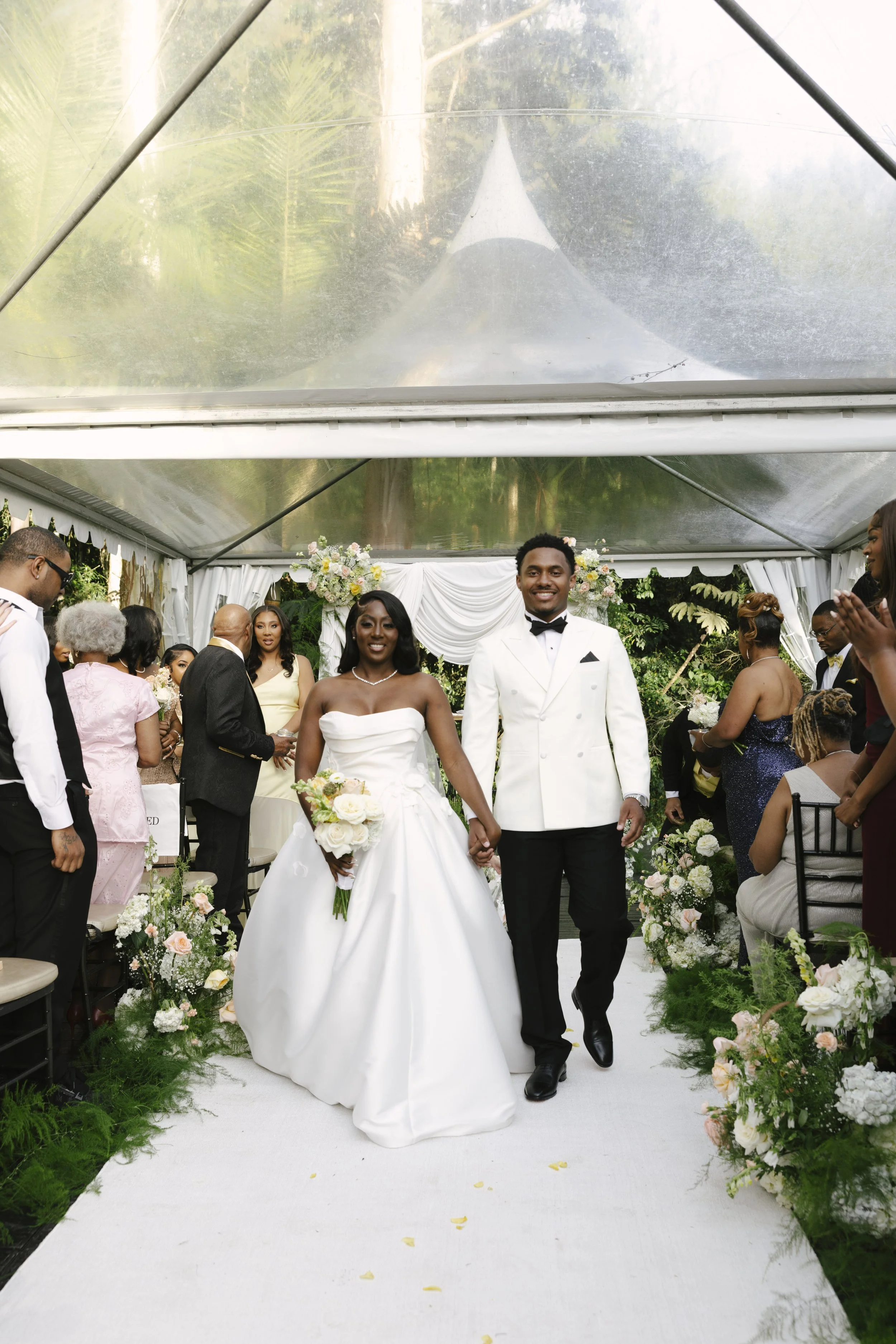 Forest Campestre wedding ceremony in Medellín, Colombia featuring the bridal processional, groom's reaction, emotional ceremony moments, floral aisle design, wedding guests, and documentary-style wedding photography