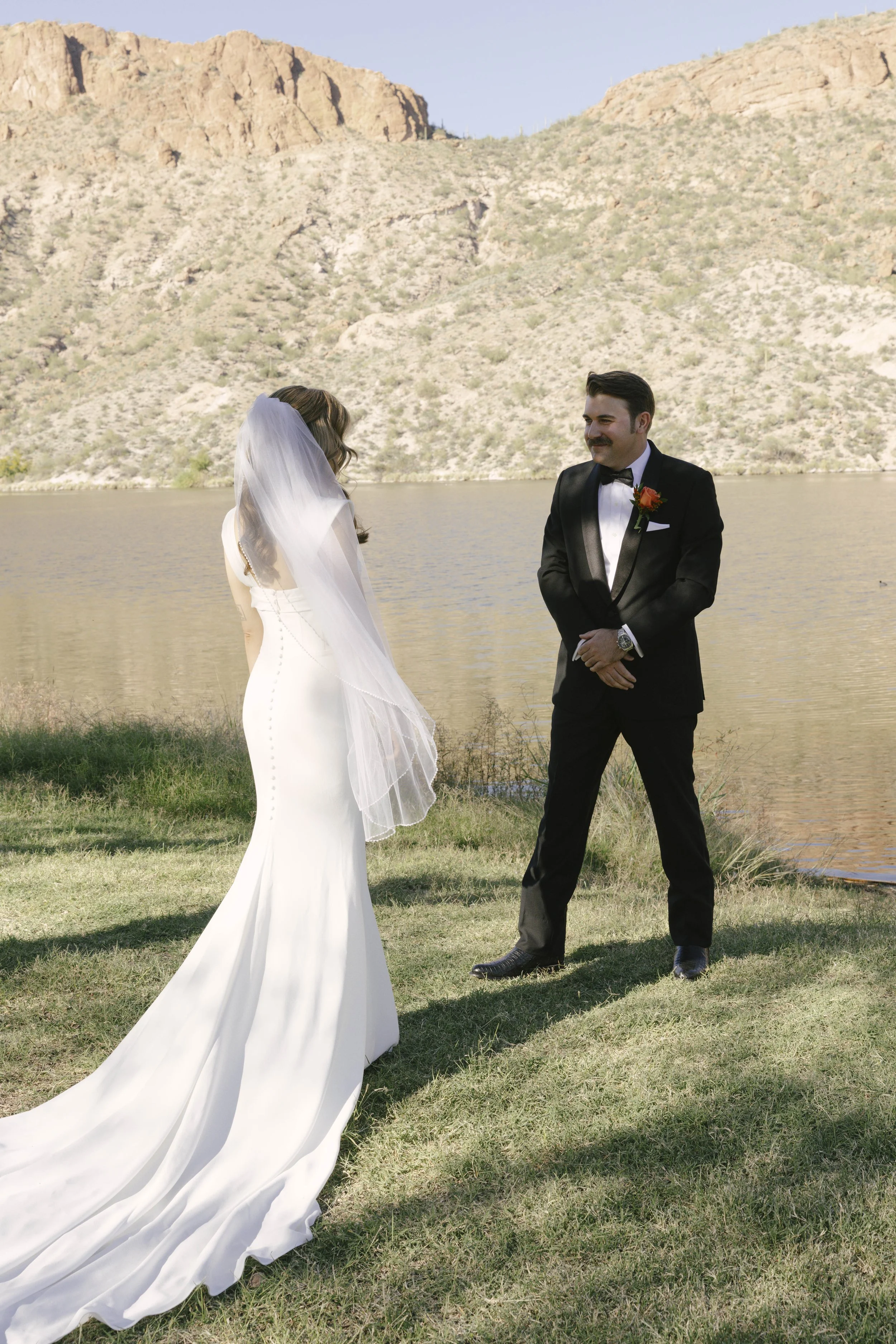 Before boarding the Dolly Steamboat, the couple shared a quiet first look along the shoreline of Canyon Lake. Surrounded by the desert mountains and calm water, they exchanged private vows in an intimate moment before the celebration began. The peace