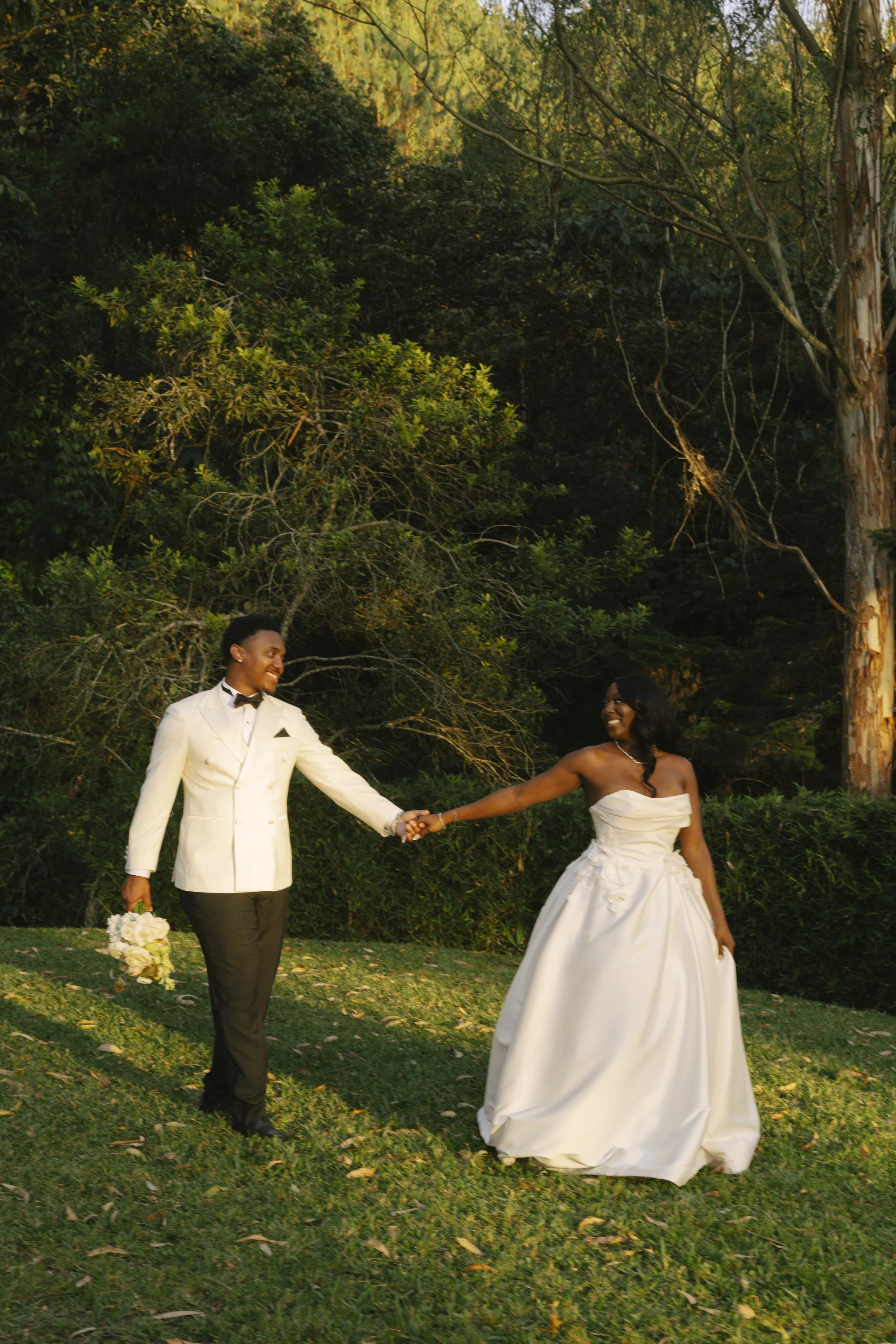 Bride and groom portraits at Forest Campestre in Medellín, Colombia featuring romantic destination wedding photography, lush tropical gardens, bridal party portraits, and natural, documentary-style moments.